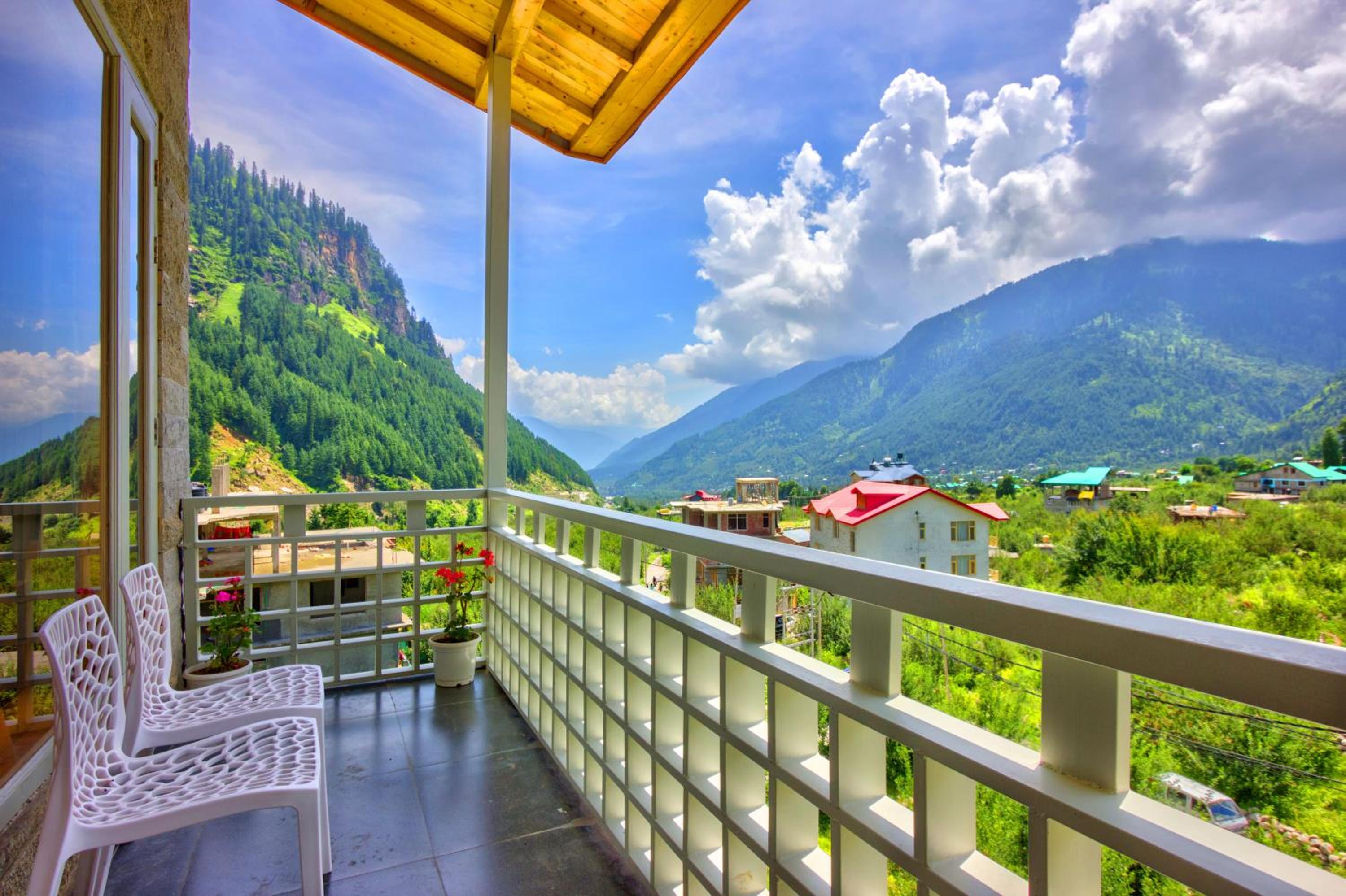 King Room with Balcony - Photo 16