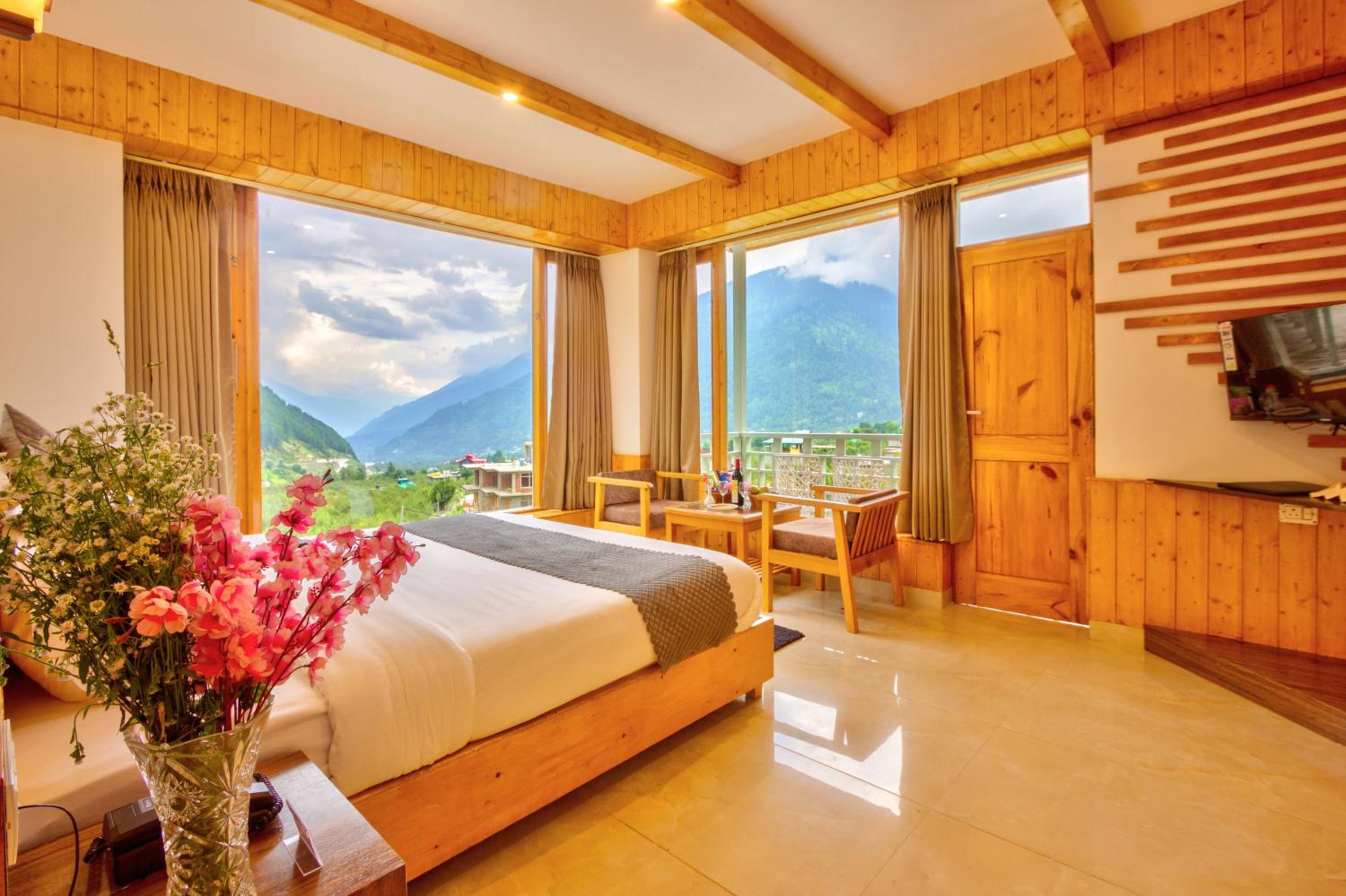 King Room with Balcony - Photo 19
