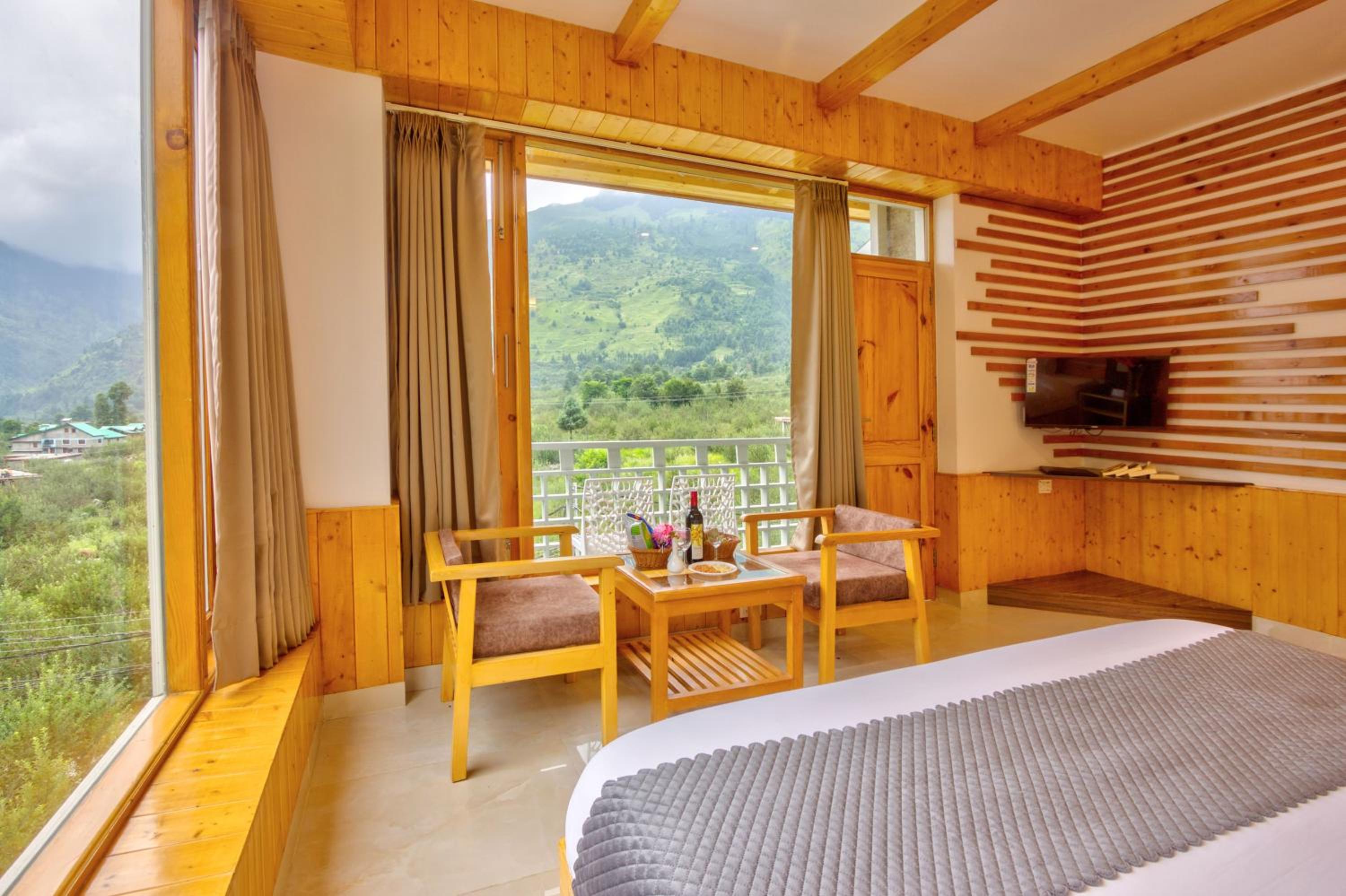 King Room with Balcony - Photo 9