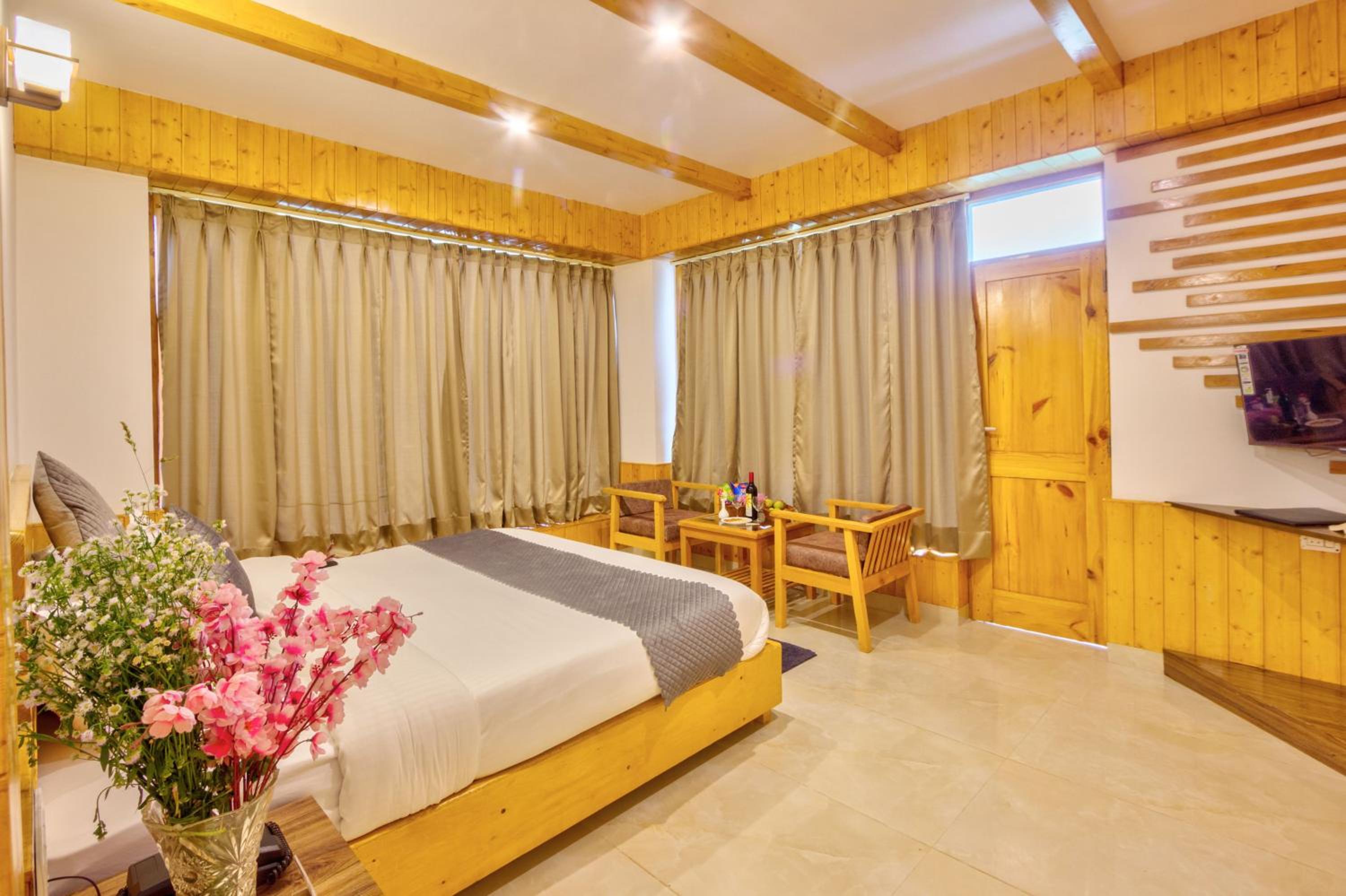 King Room with Balcony - Photo 18