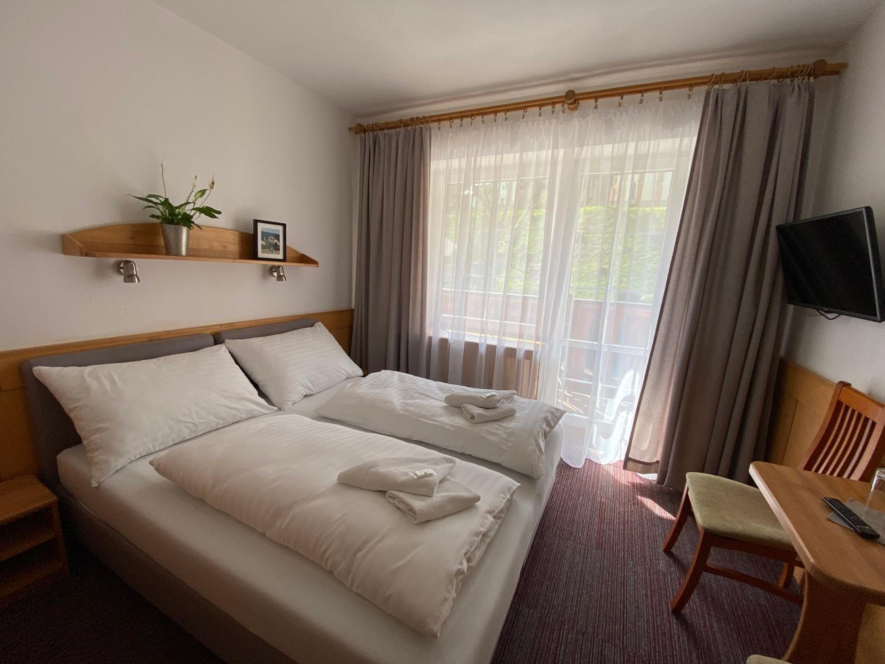 Double Room with Balcony - Photo 2