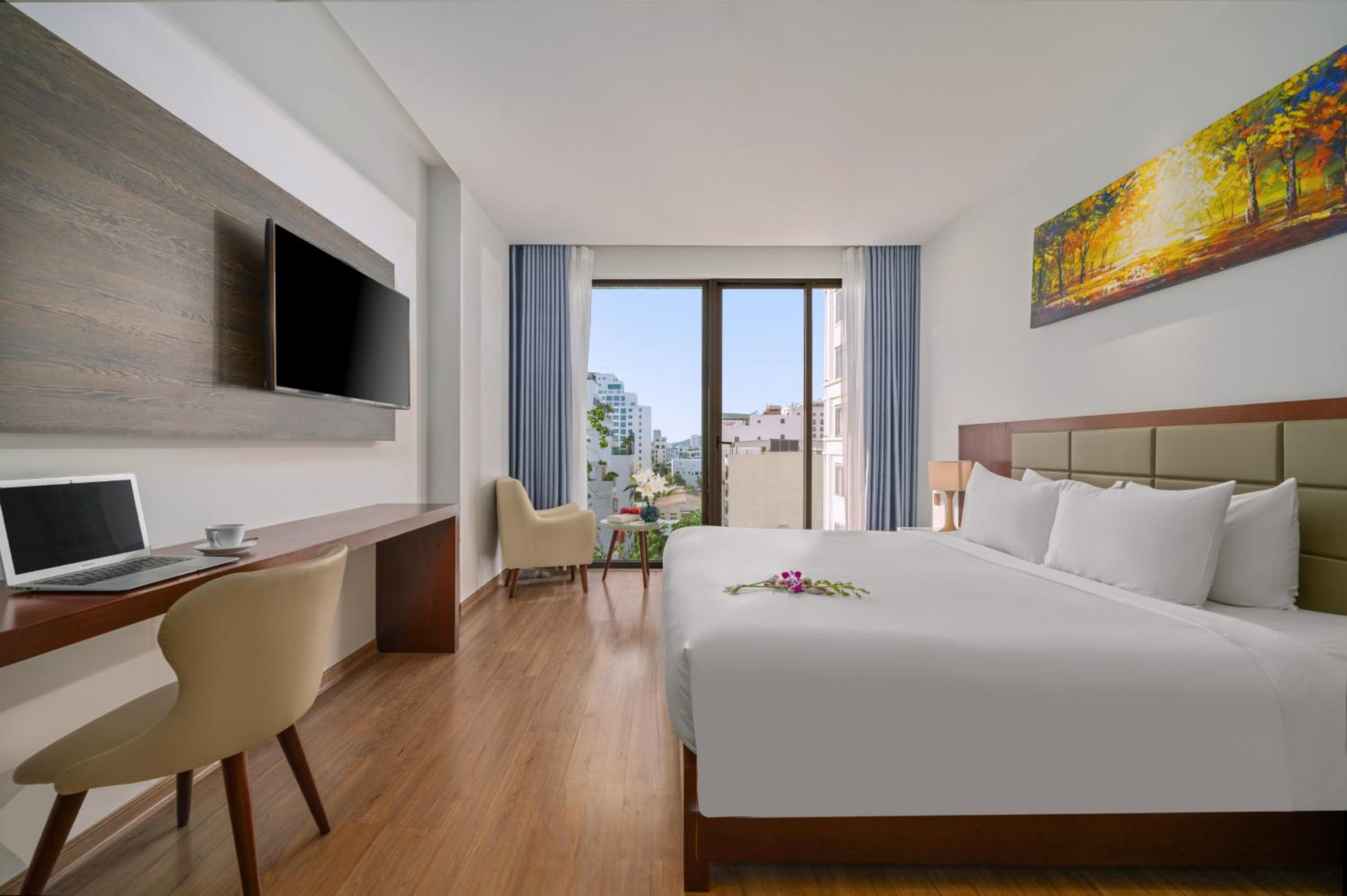 Junior Balcony Double with Bathtub (Welcome Fruit) photo 1
