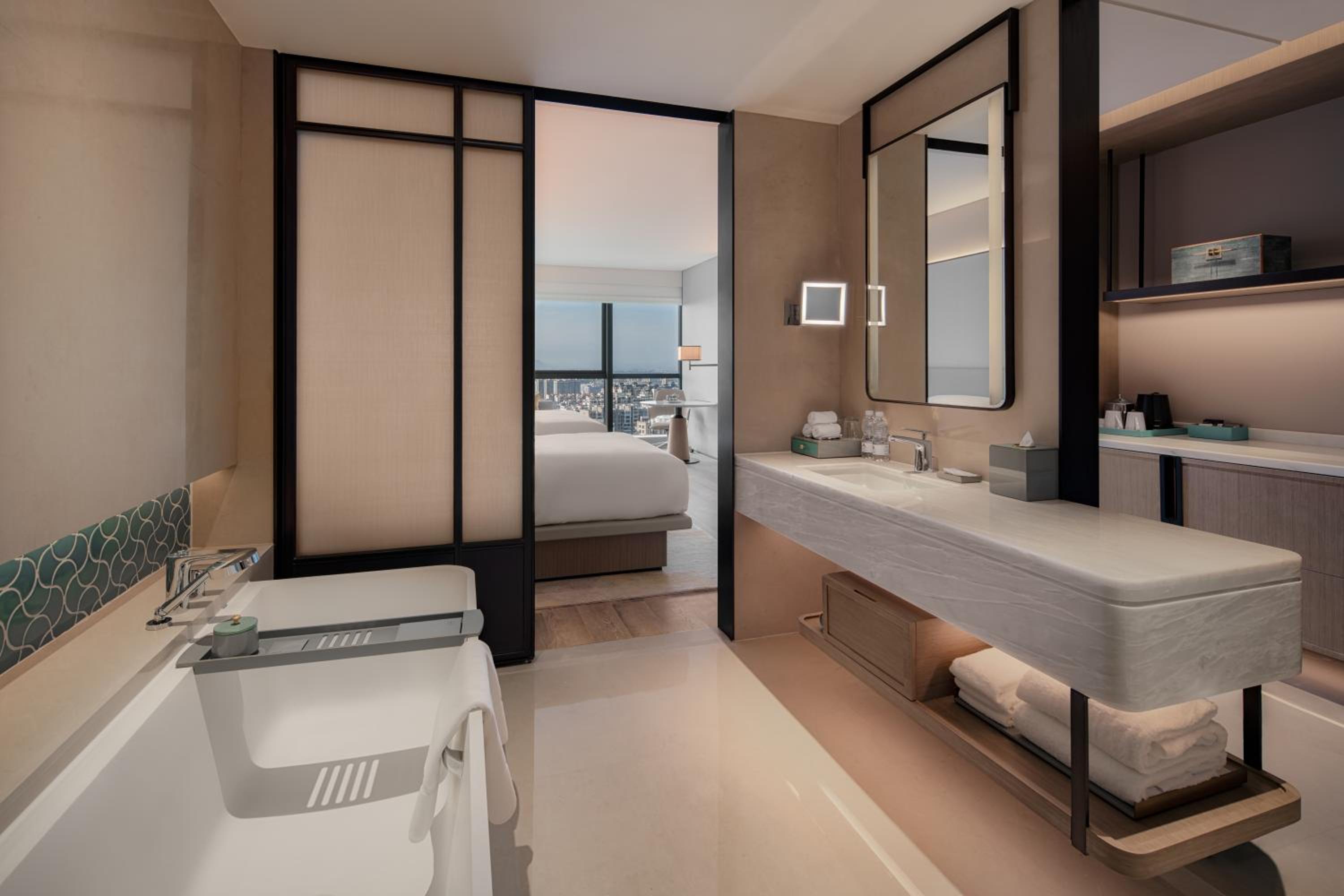Deluxe Double Room with Two Double Beds and City View photo 2