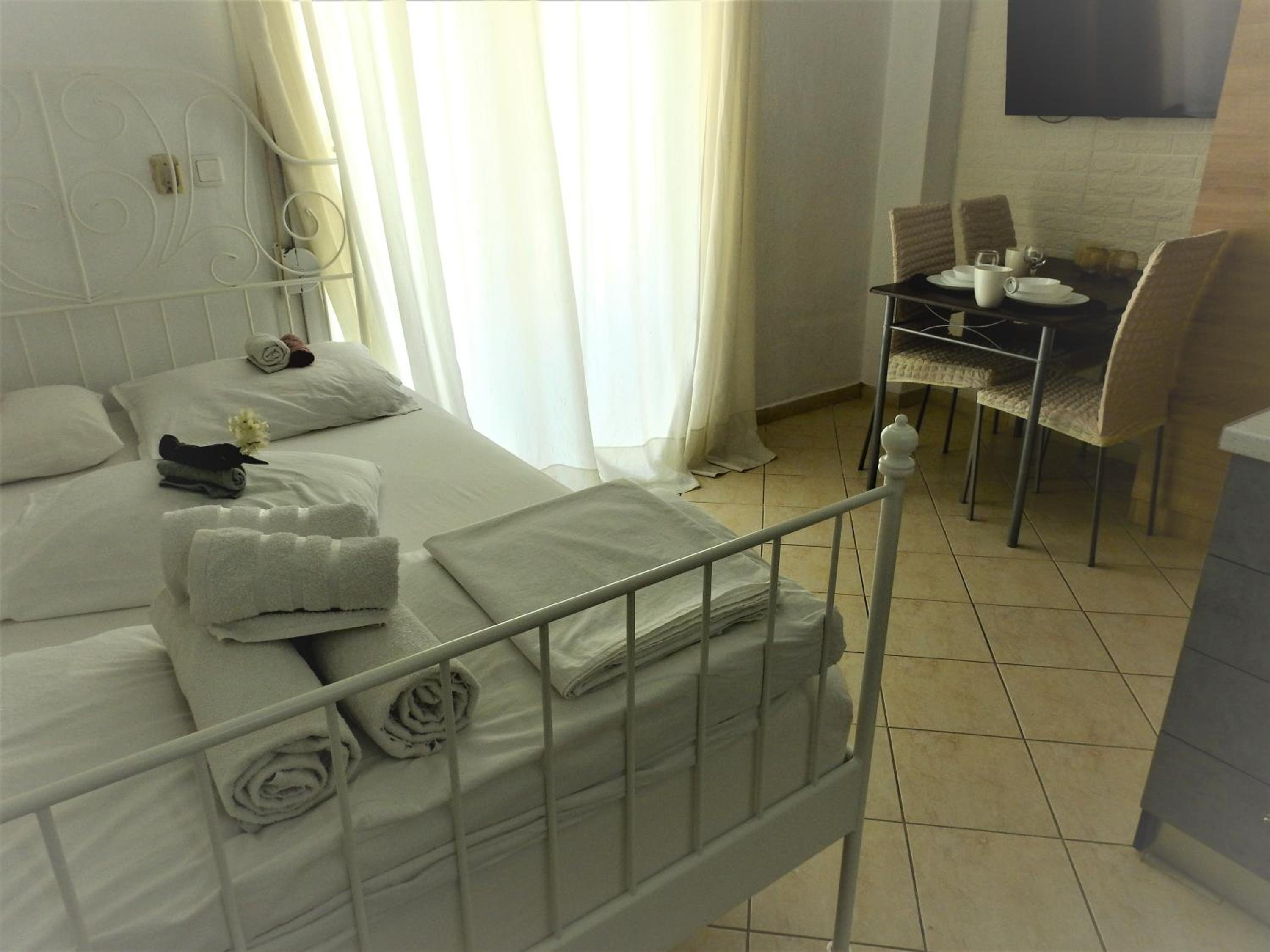 Studio Apartment - Photo 18