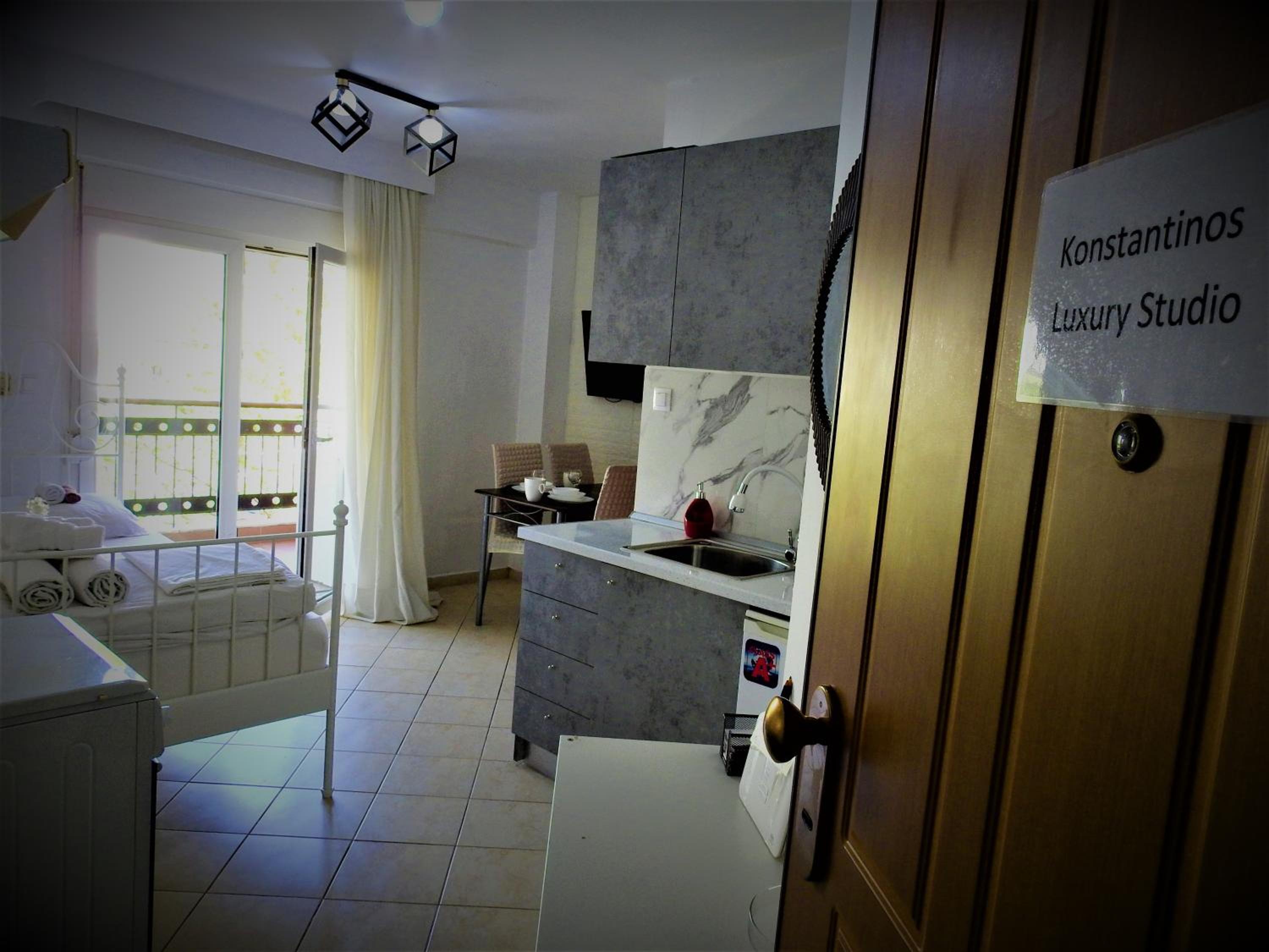 Studio Apartment - Photo 1