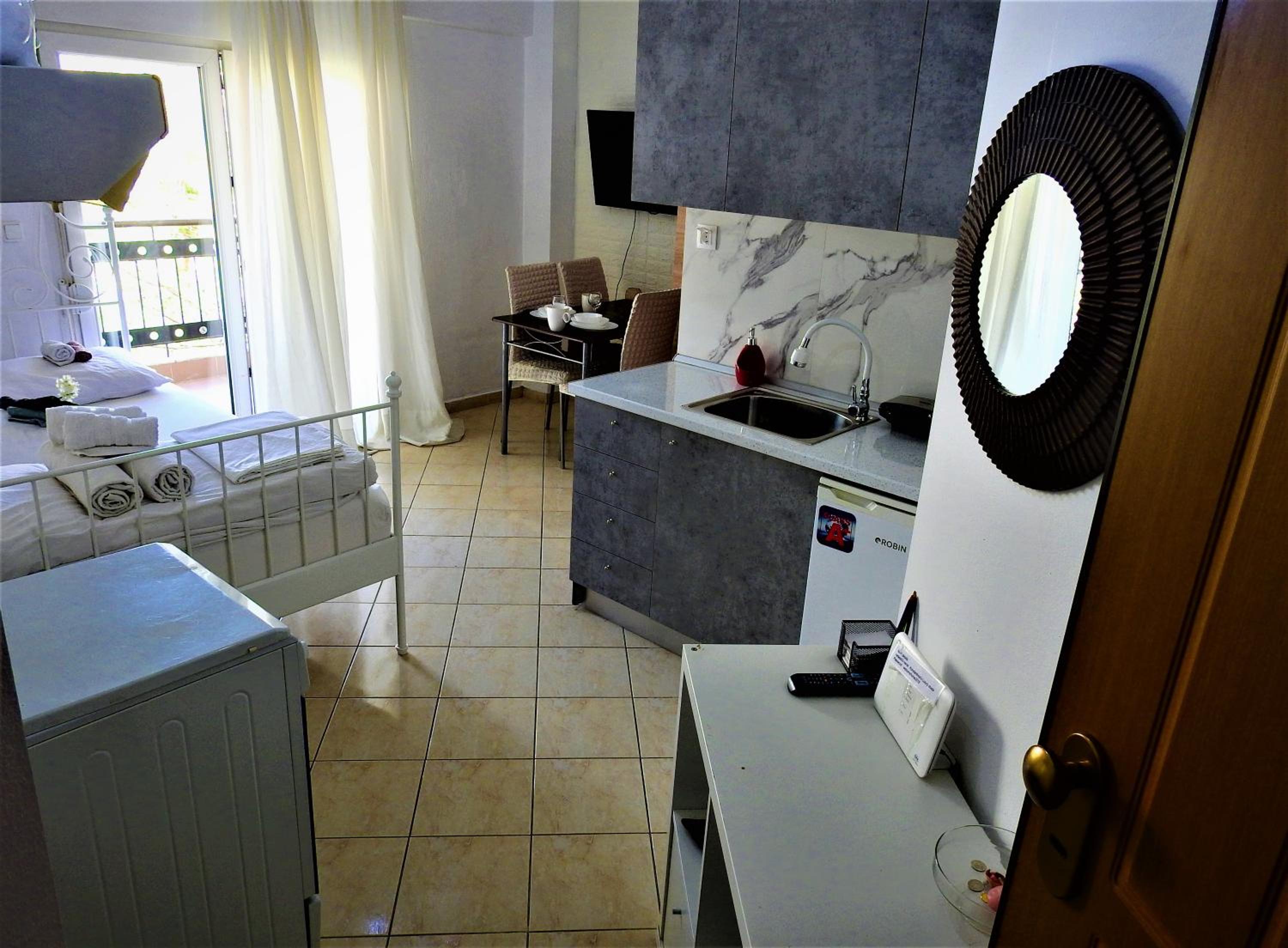 Studio Apartment - Photo 36