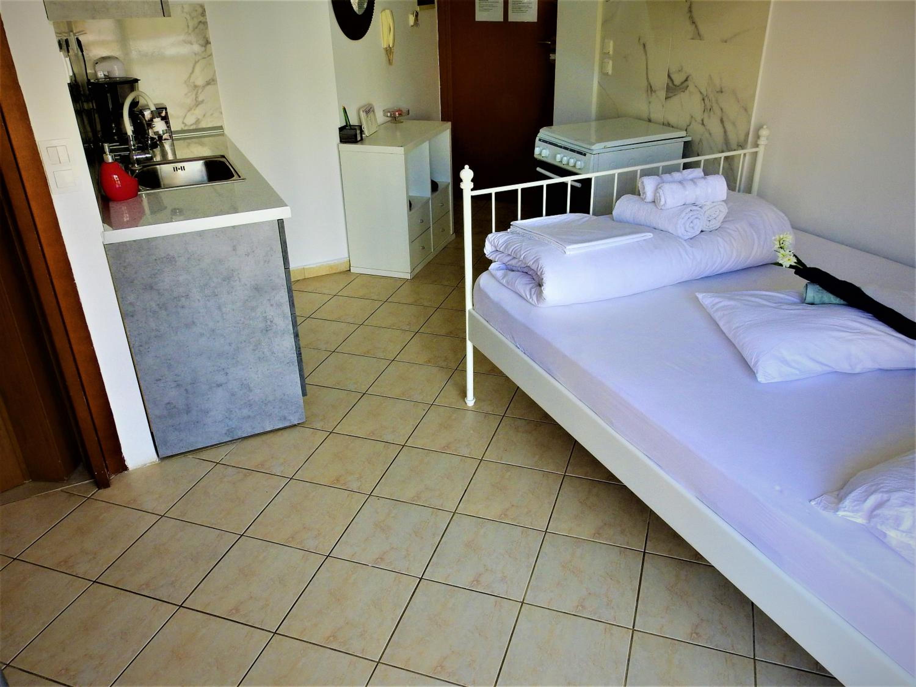 Studio Apartment - Photo 27