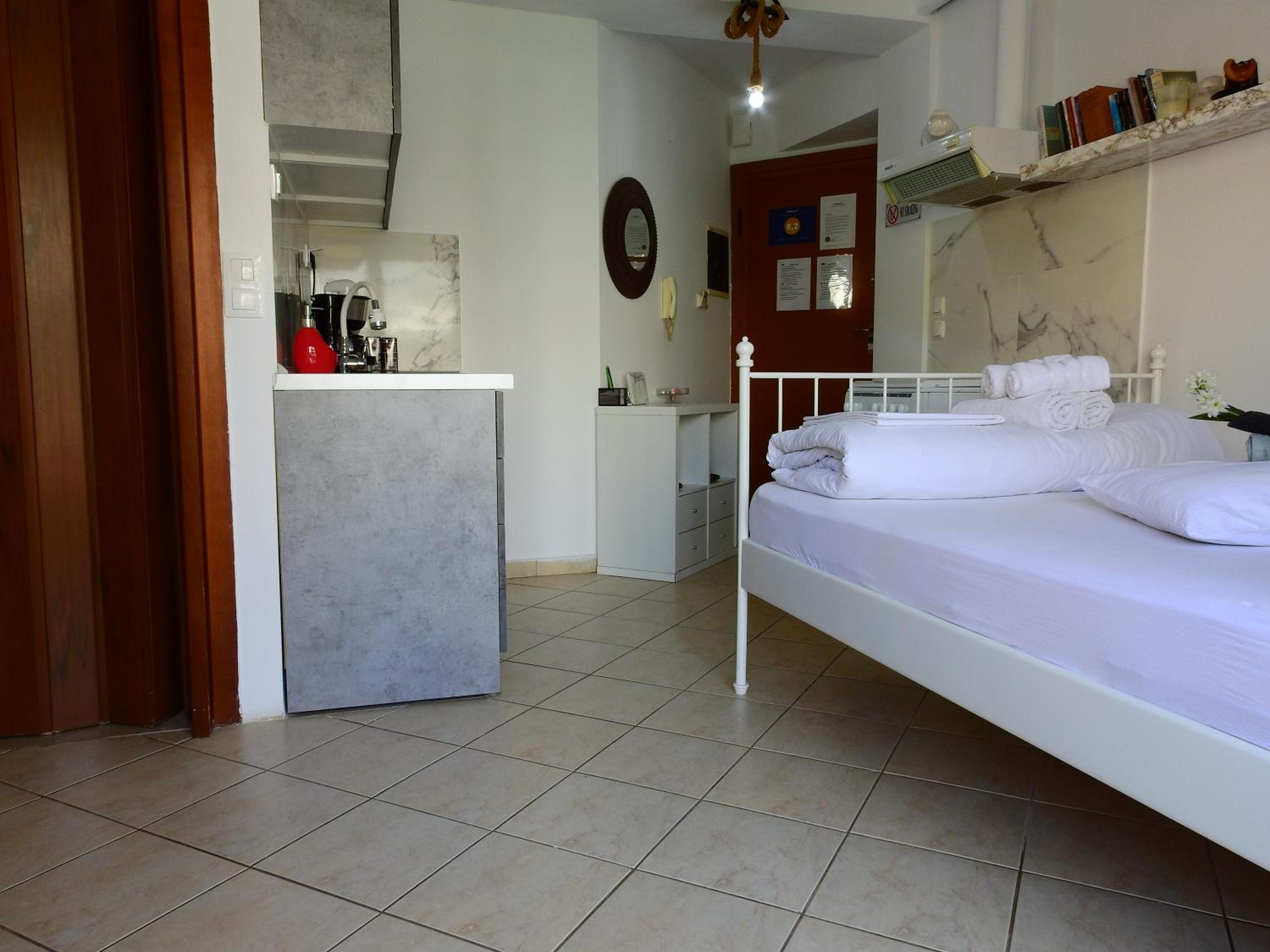 Studio Apartment - Photo 28