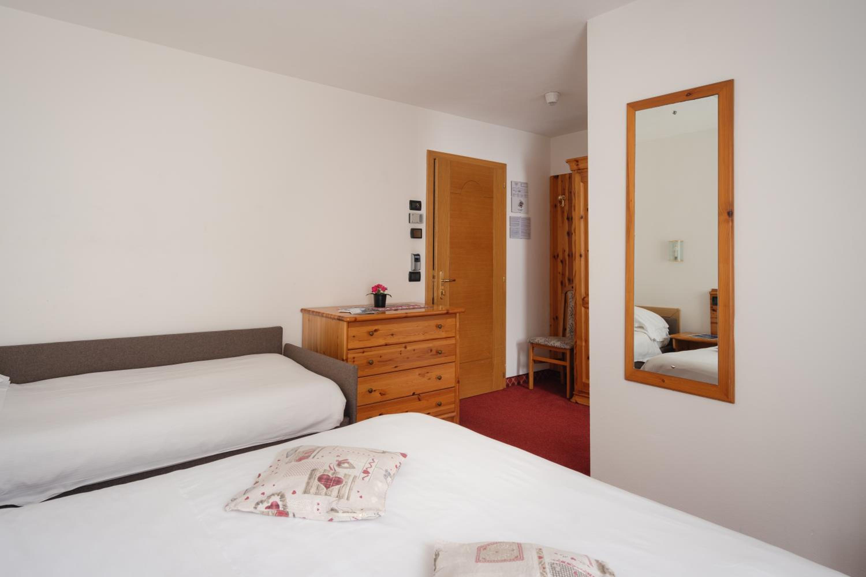 Economy Triple Room photo 2