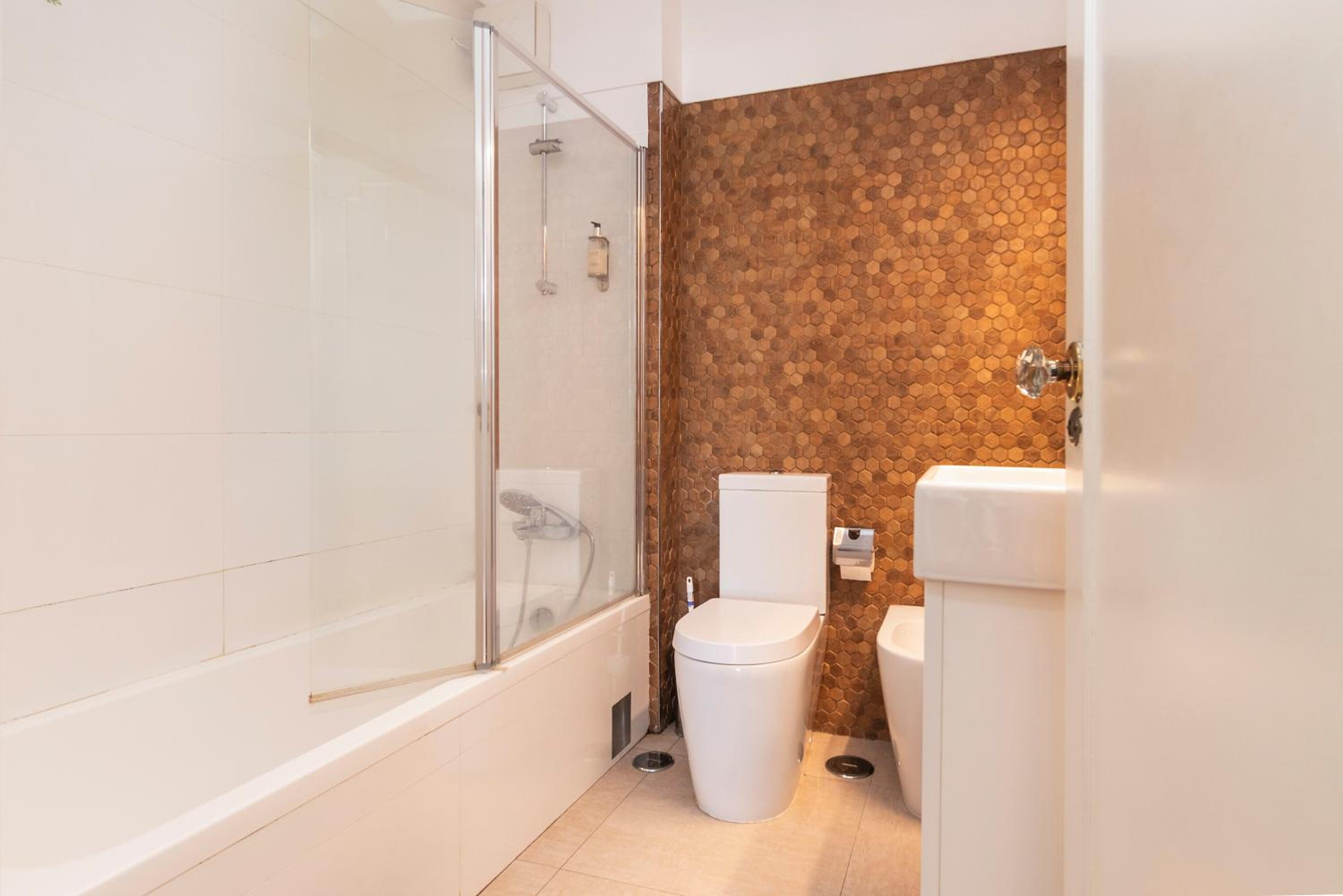 Double Room with Shared Bathroom photo 3