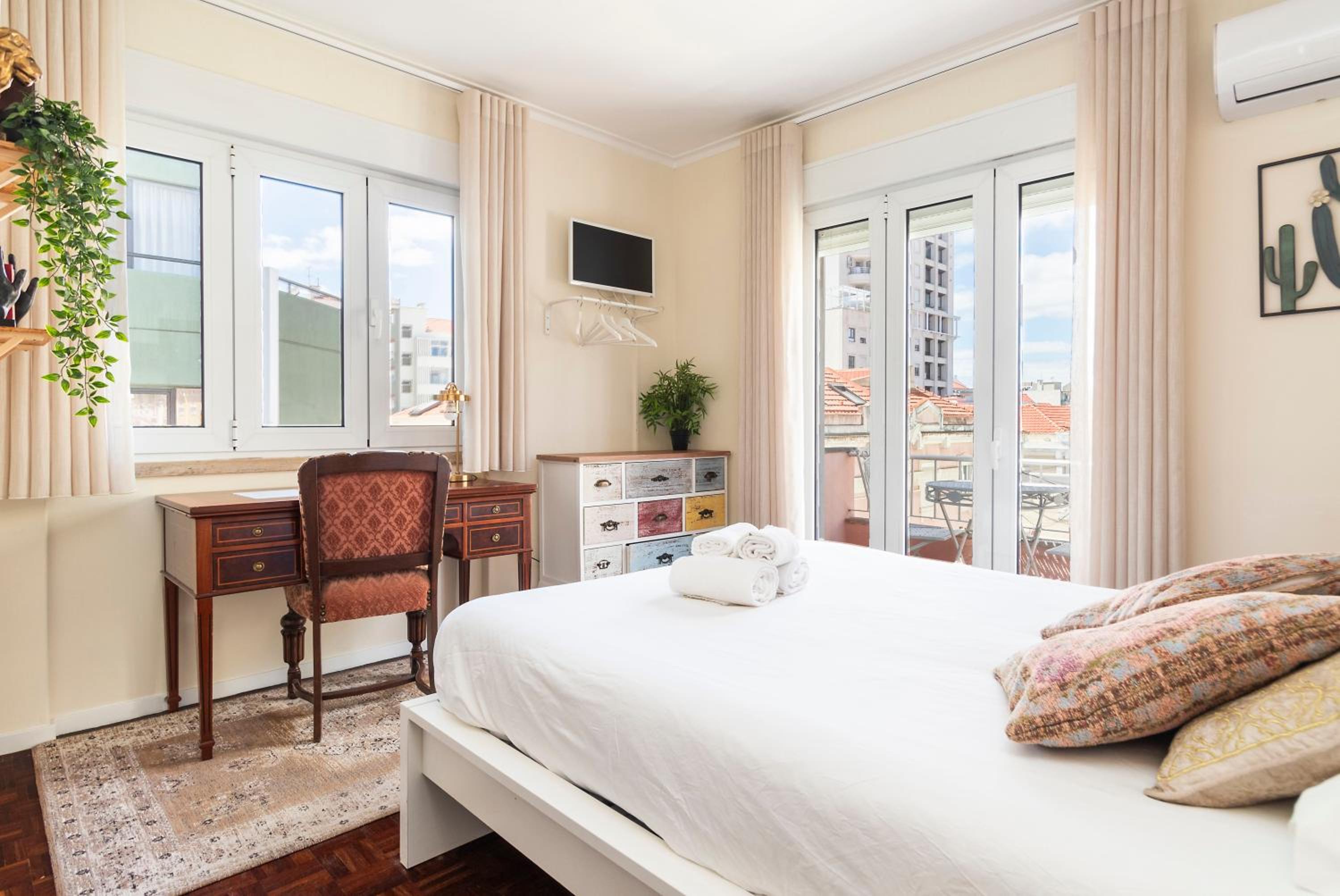 Deluxe Double Room with Balcony and Private Bathroom photo 2