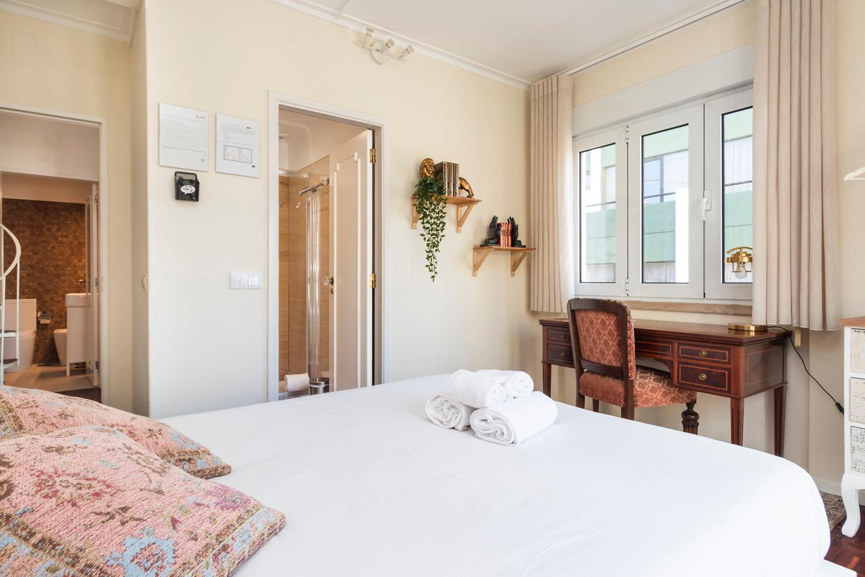 Deluxe Double Room with Balcony and Private Bathroom photo 3