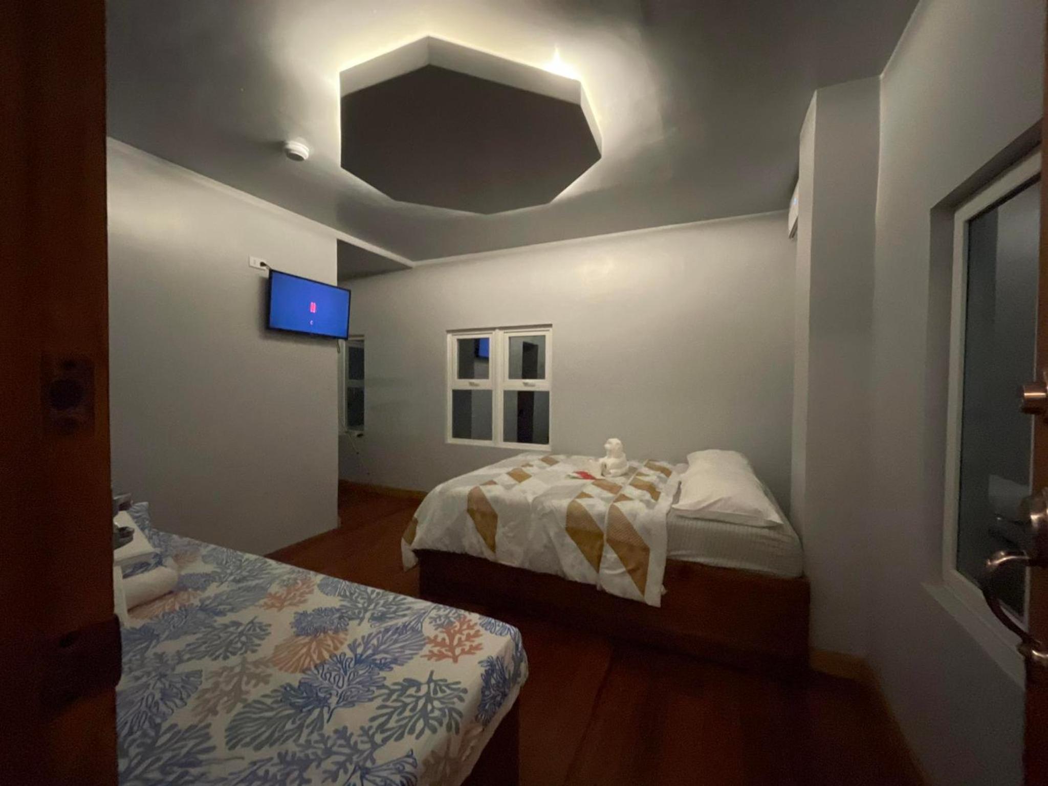 Deluxe Family Suite with Balcony photo 1