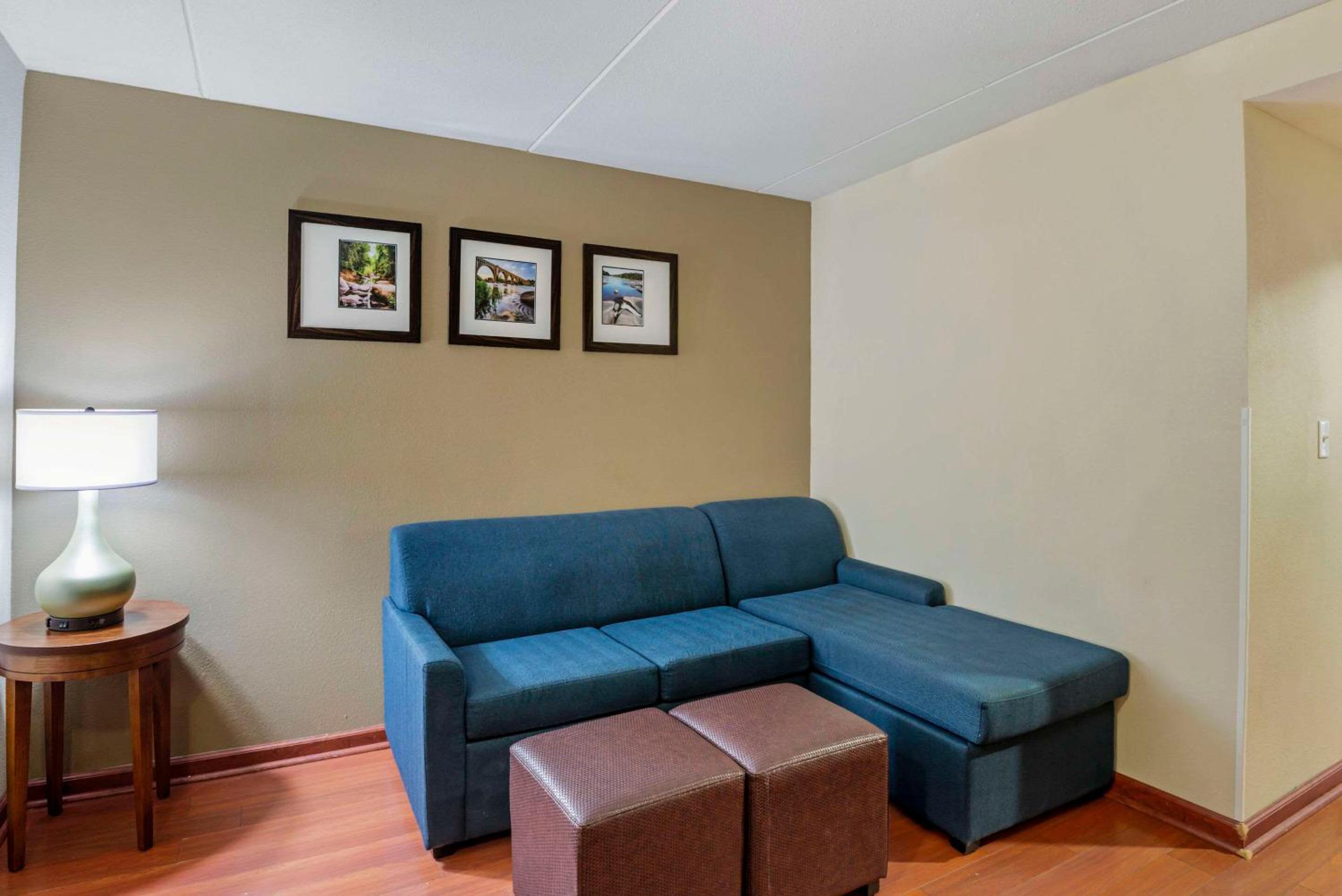 Queen Suite with Two Queen Beds - Non-Smoking photo 2