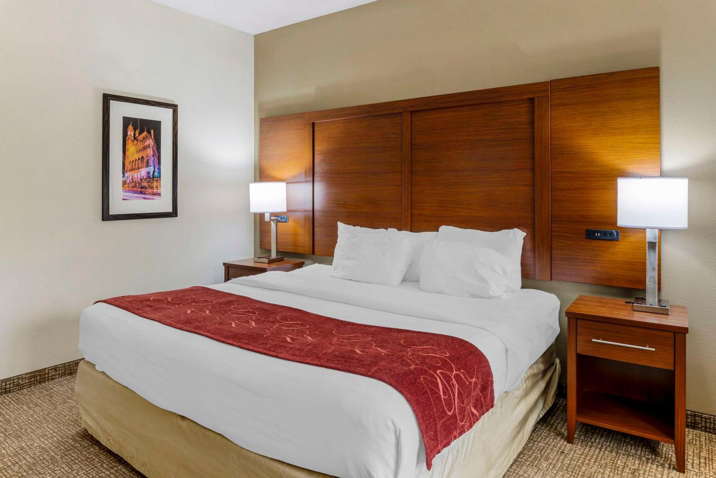 King Suite - Accessible/Non-Smoking photo 1