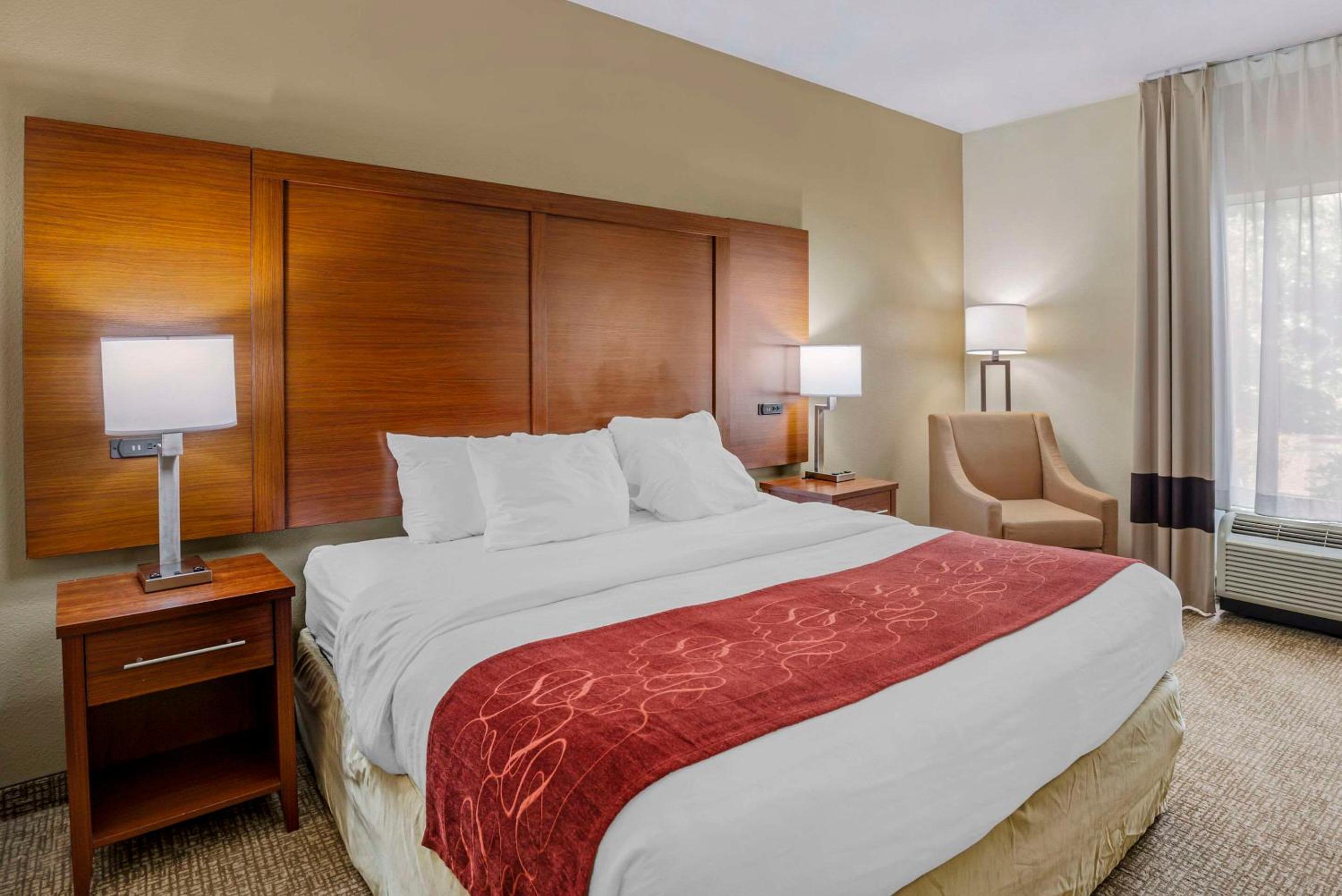 King Suite - Accessible/Non-Smoking photo 2