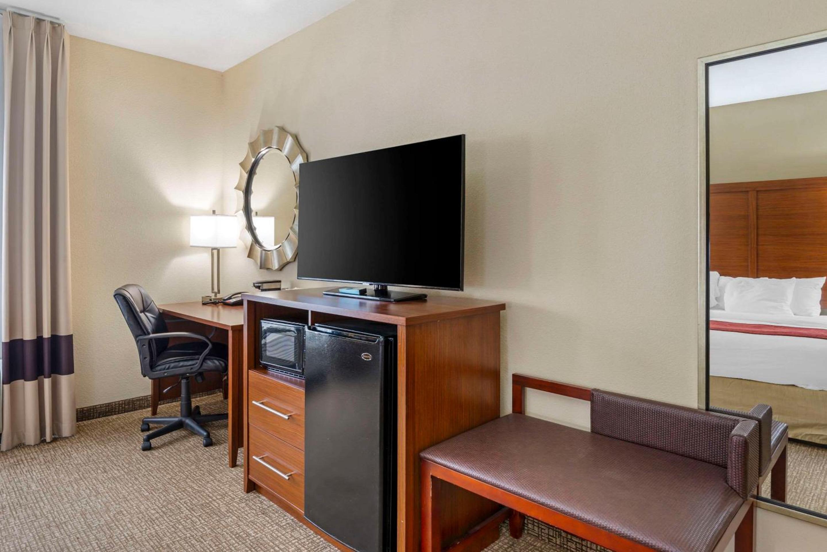 King Suite - Accessible/Non-Smoking photo 3