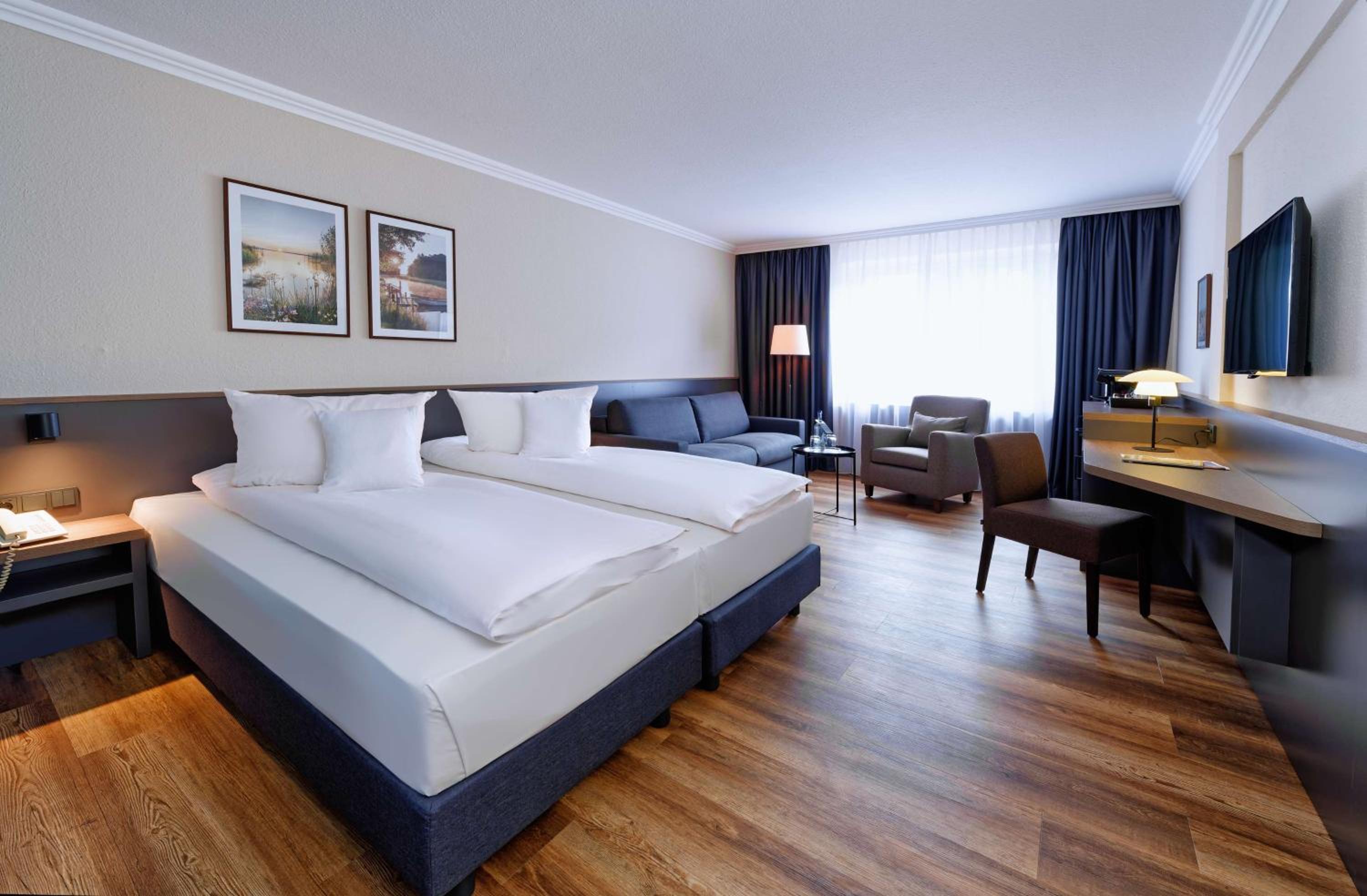 Deluxe room / Double Bed and Sofa Bed - Photo 1