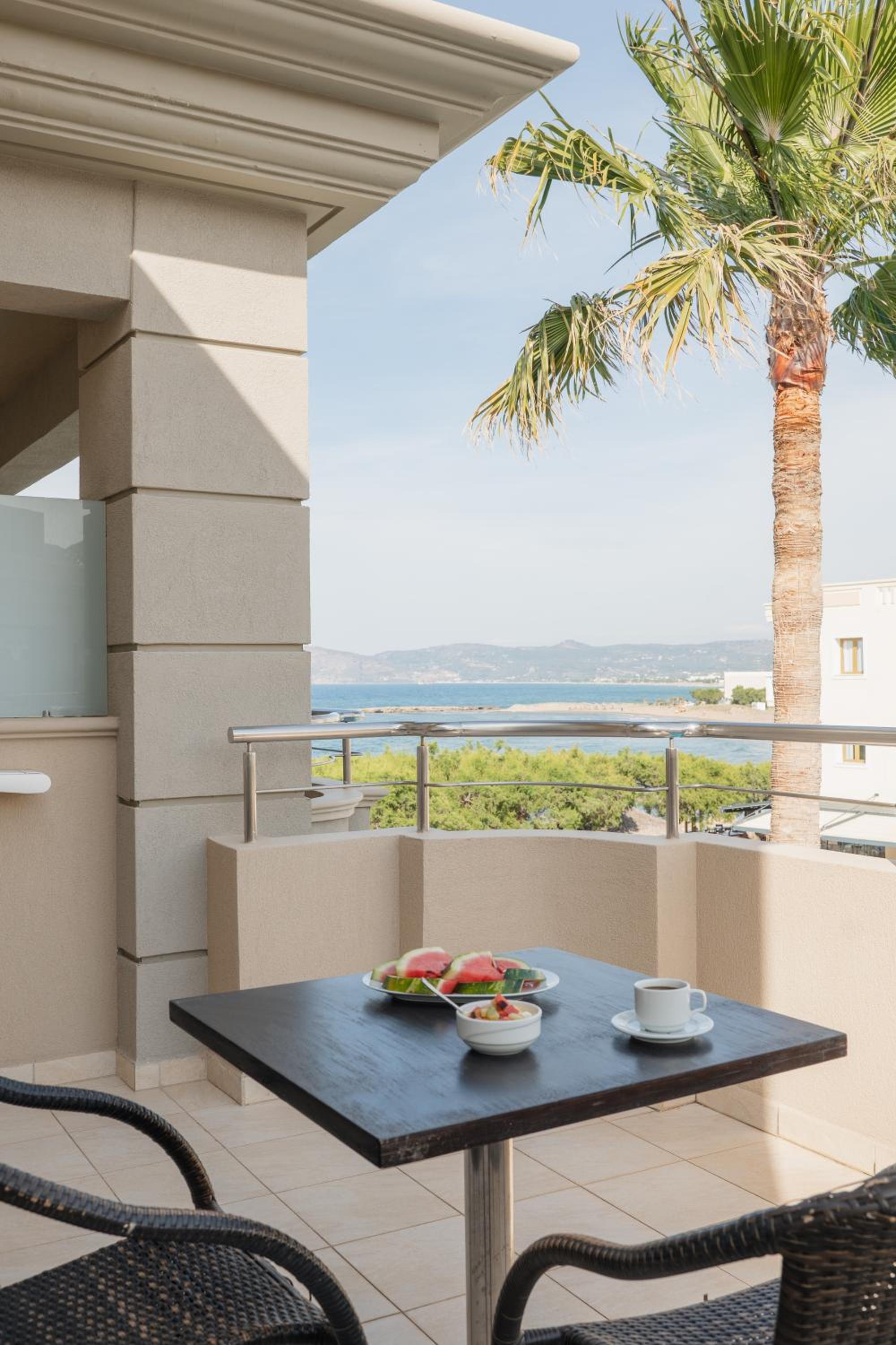 Double Room with Side Sea View - Photo 2