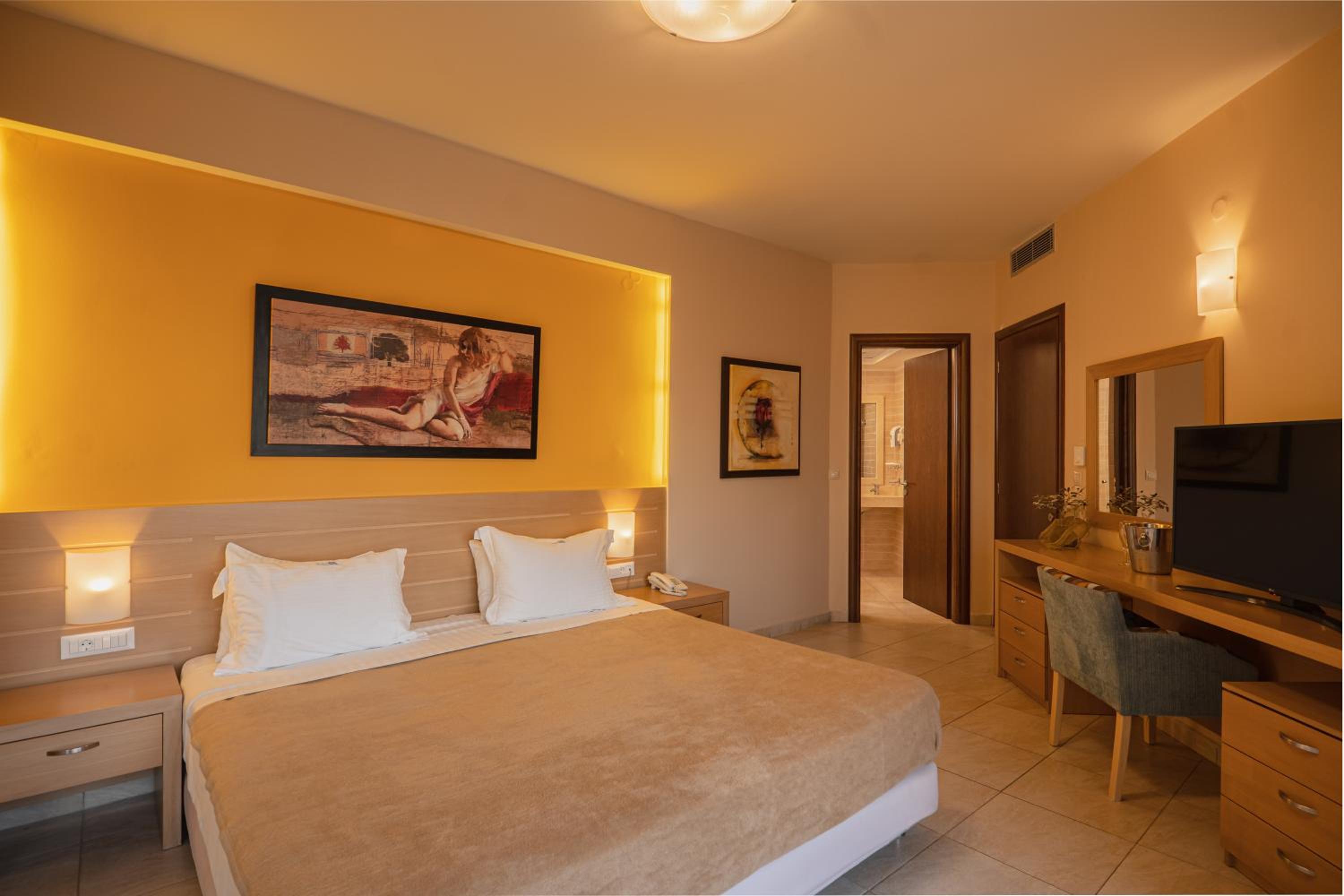Superior Suite with Sea View - Photo 8