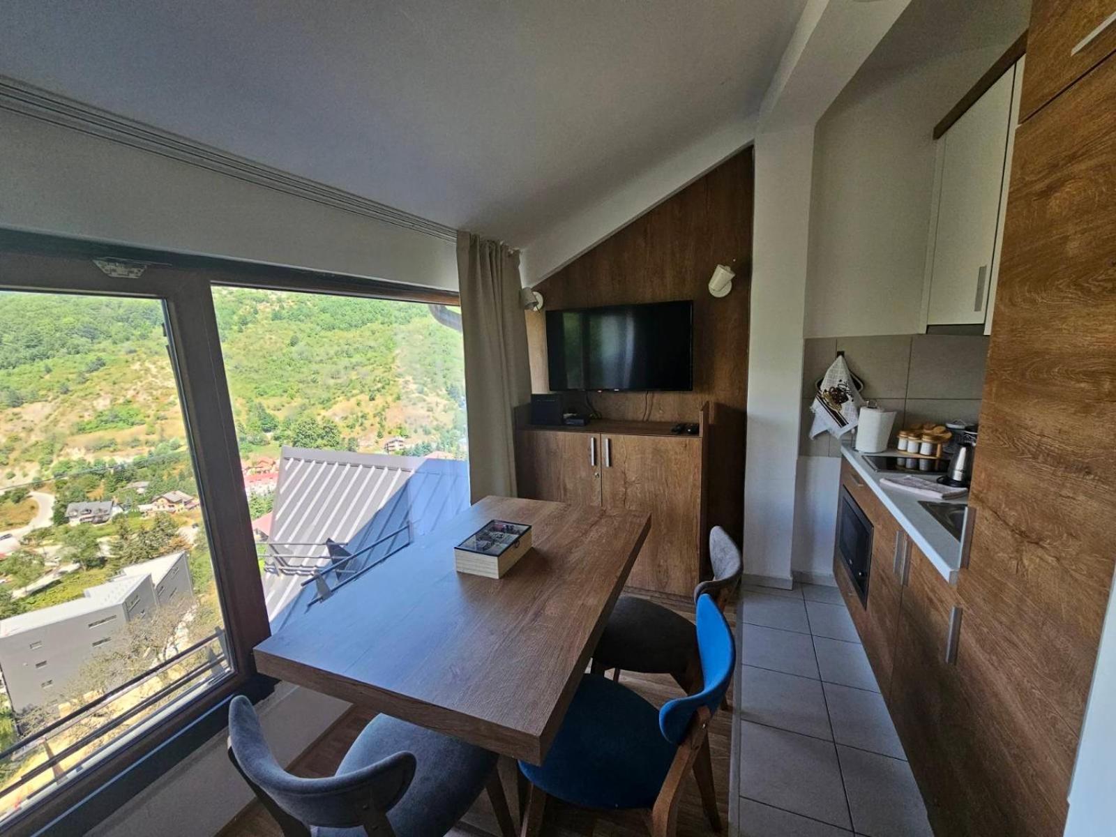 Apartment with Lake View photo 2