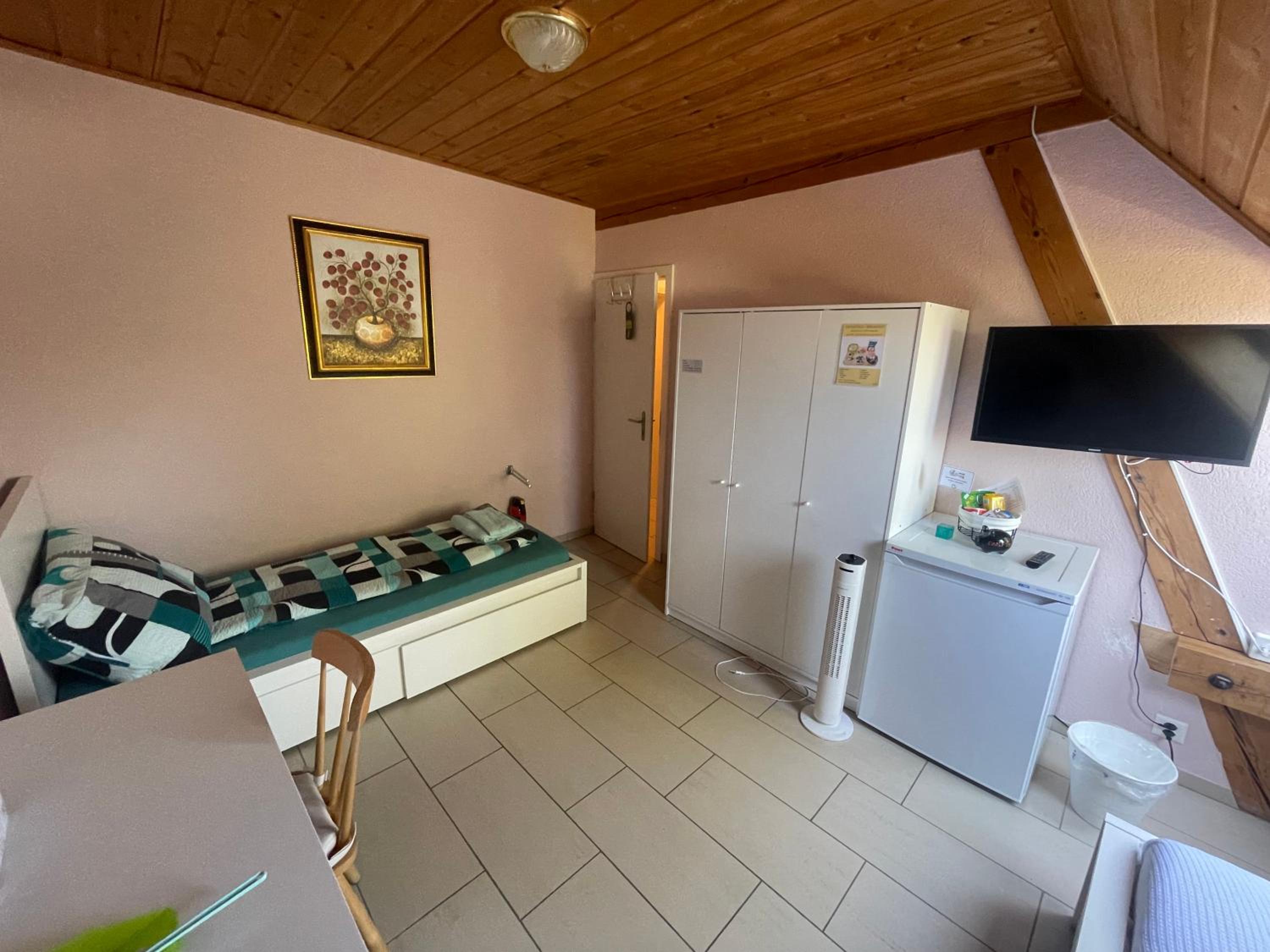 Standard Twin Room with Shared Bathroom photo 1