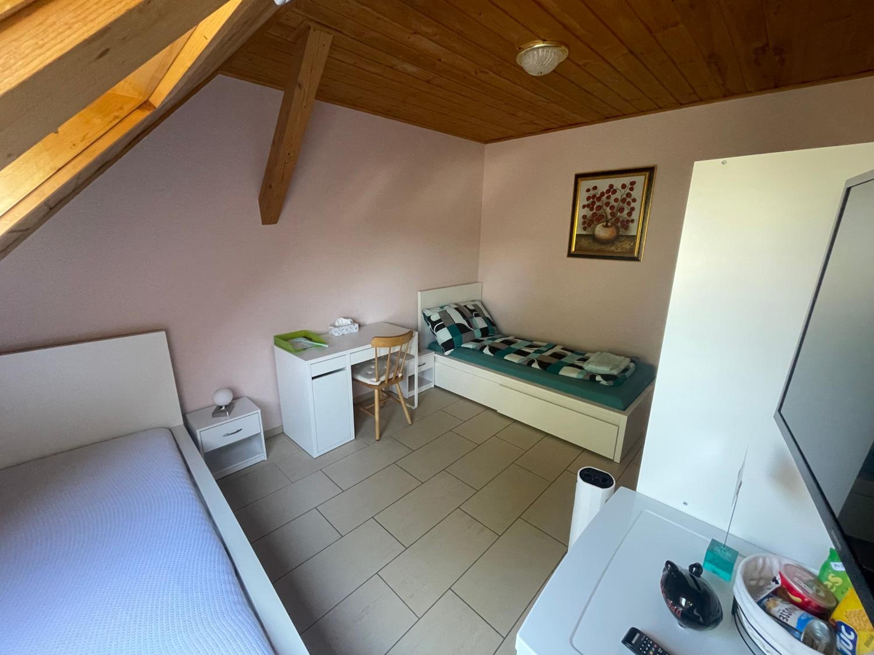 Standard Twin Room with Shared Bathroom photo 3
