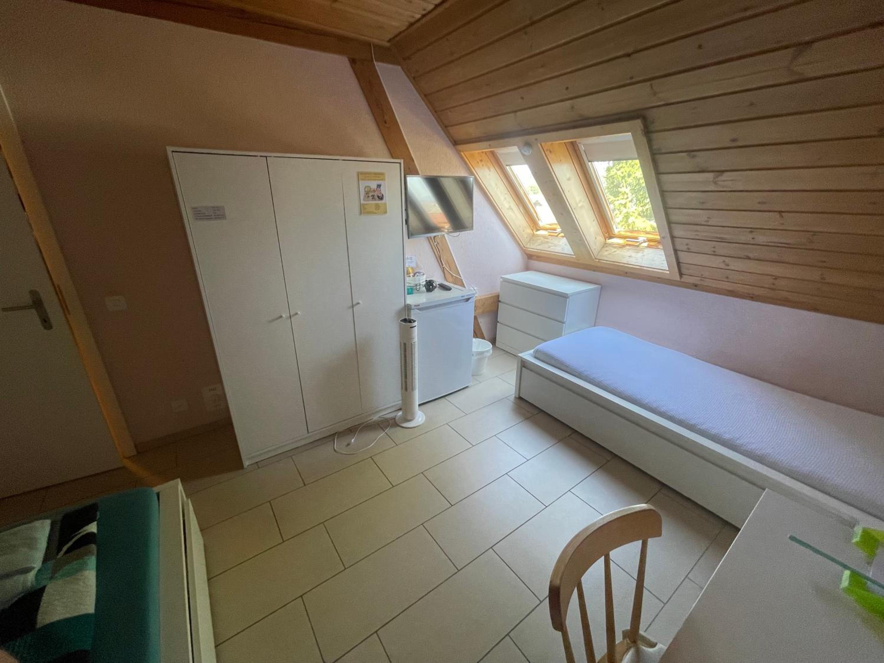 Standard Twin Room with Shared Bathroom photo 2