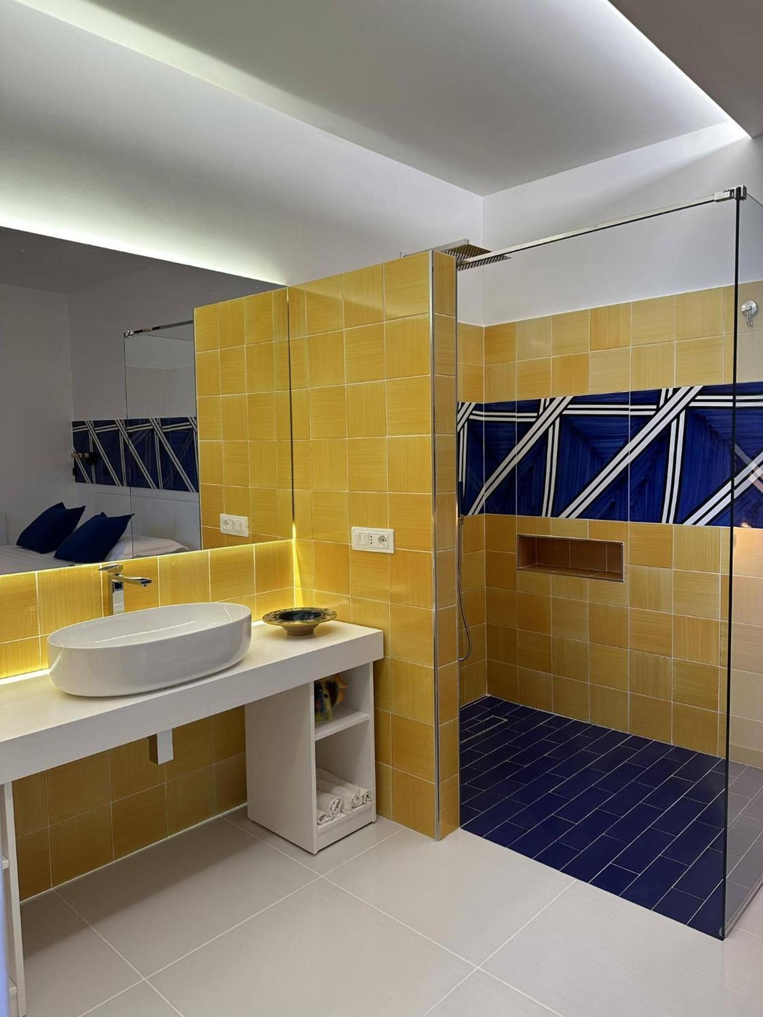 Deluxe Double Room with Side Sea View - Photo 4