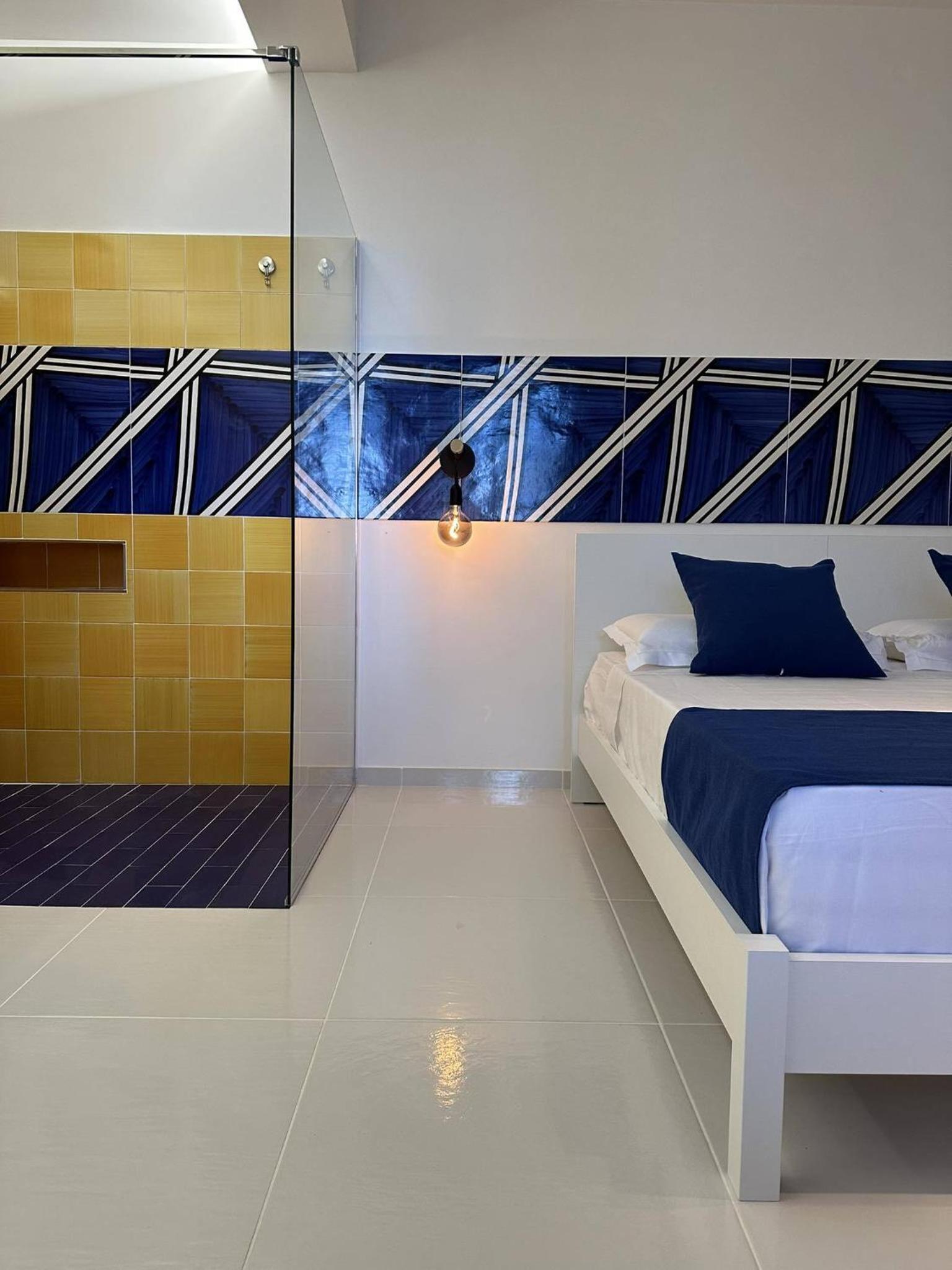 Deluxe Double Room with Side Sea View - Photo 2