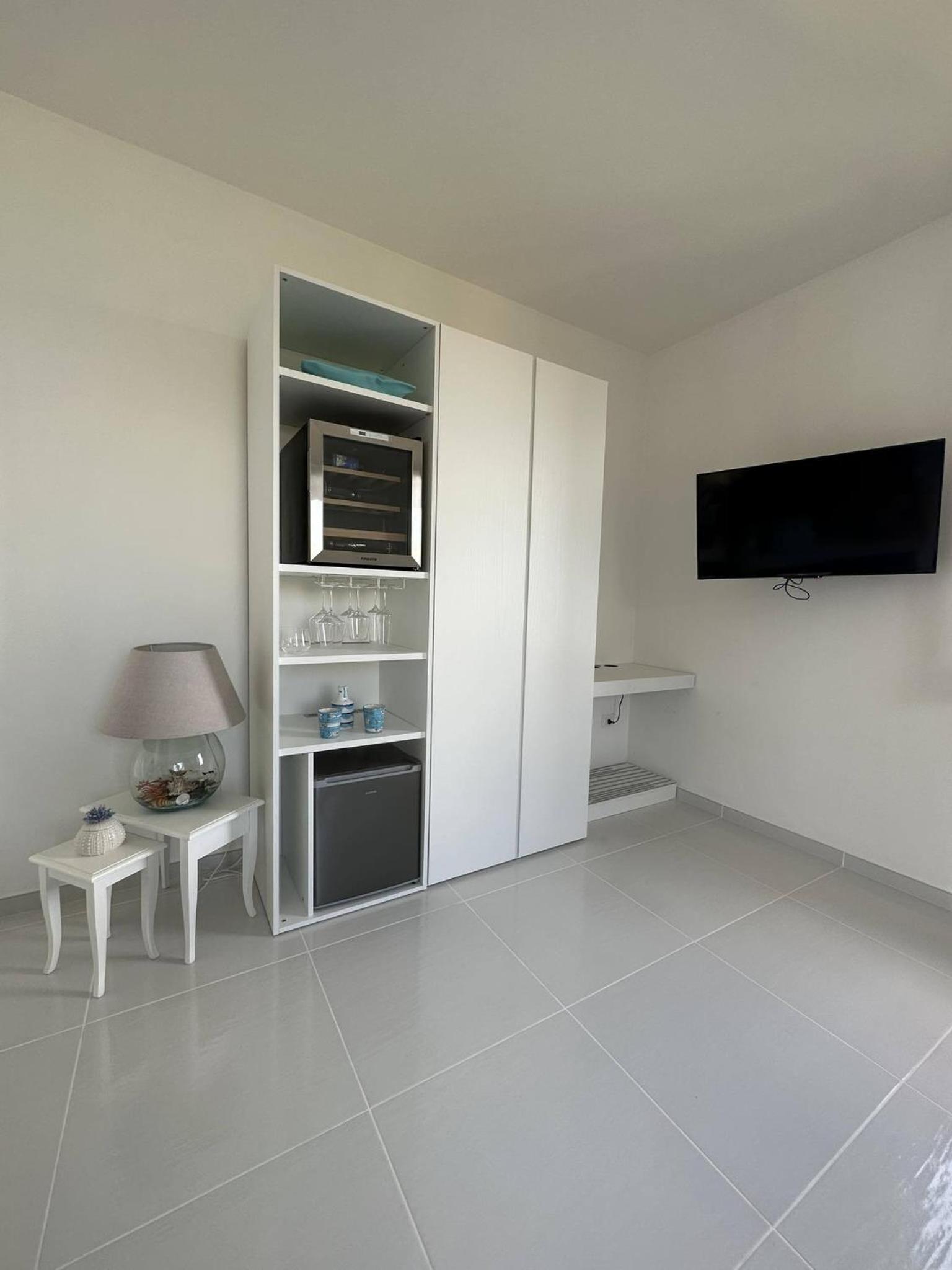 Deluxe Suite with Sea View - Photo 8