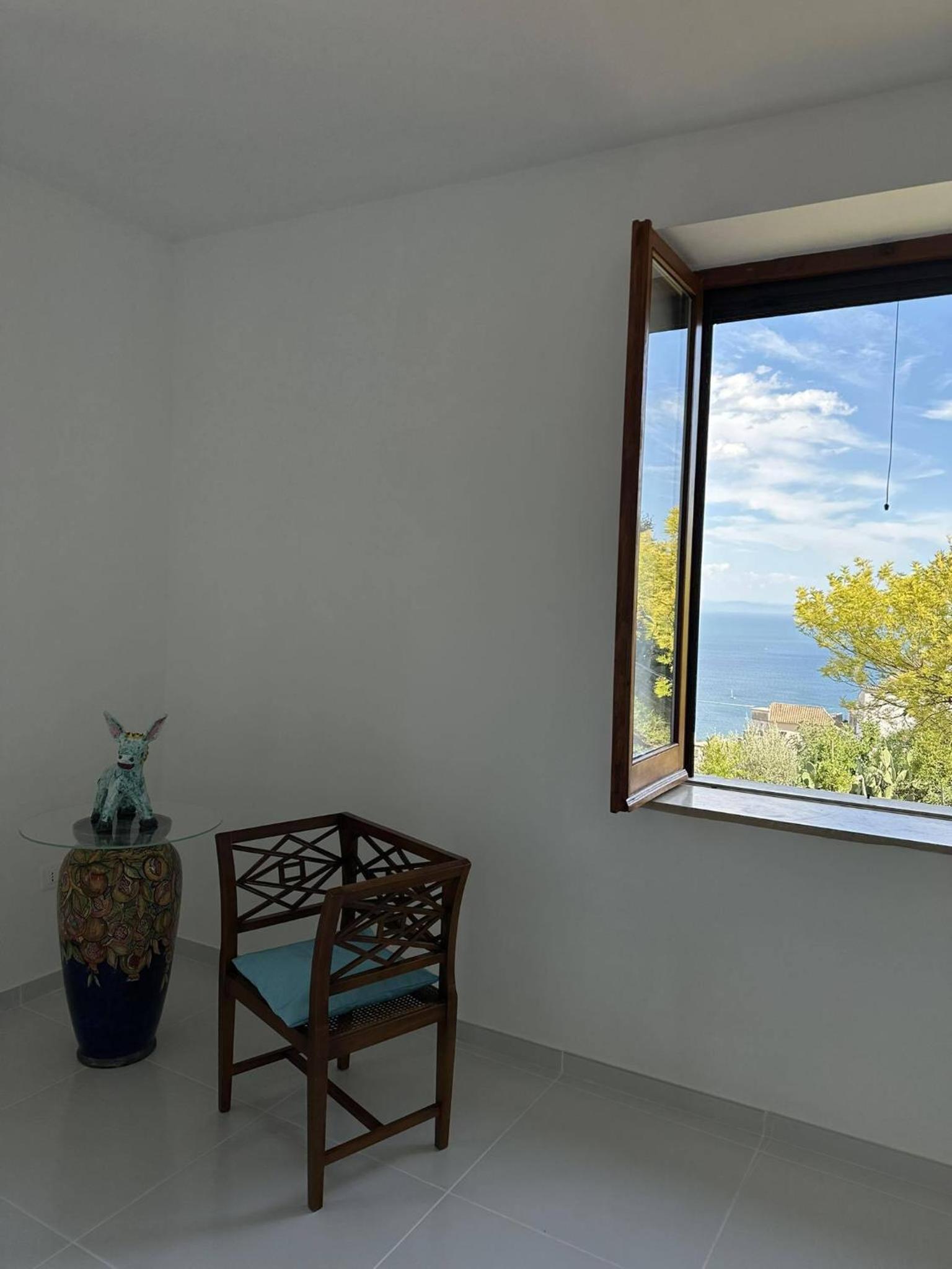 Deluxe Suite with Sea View - Photo 7