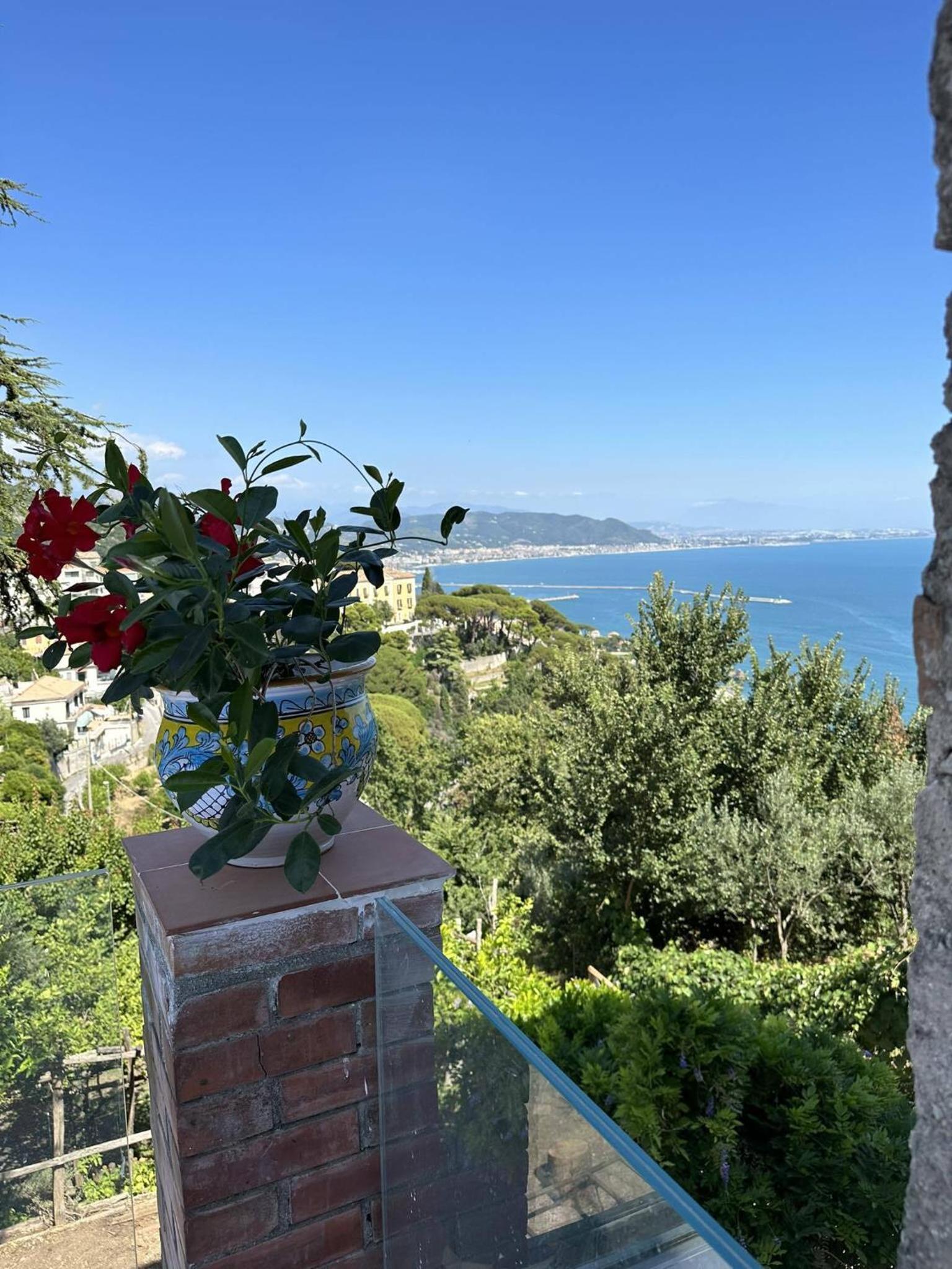 Deluxe Suite with Sea View - Photo 6