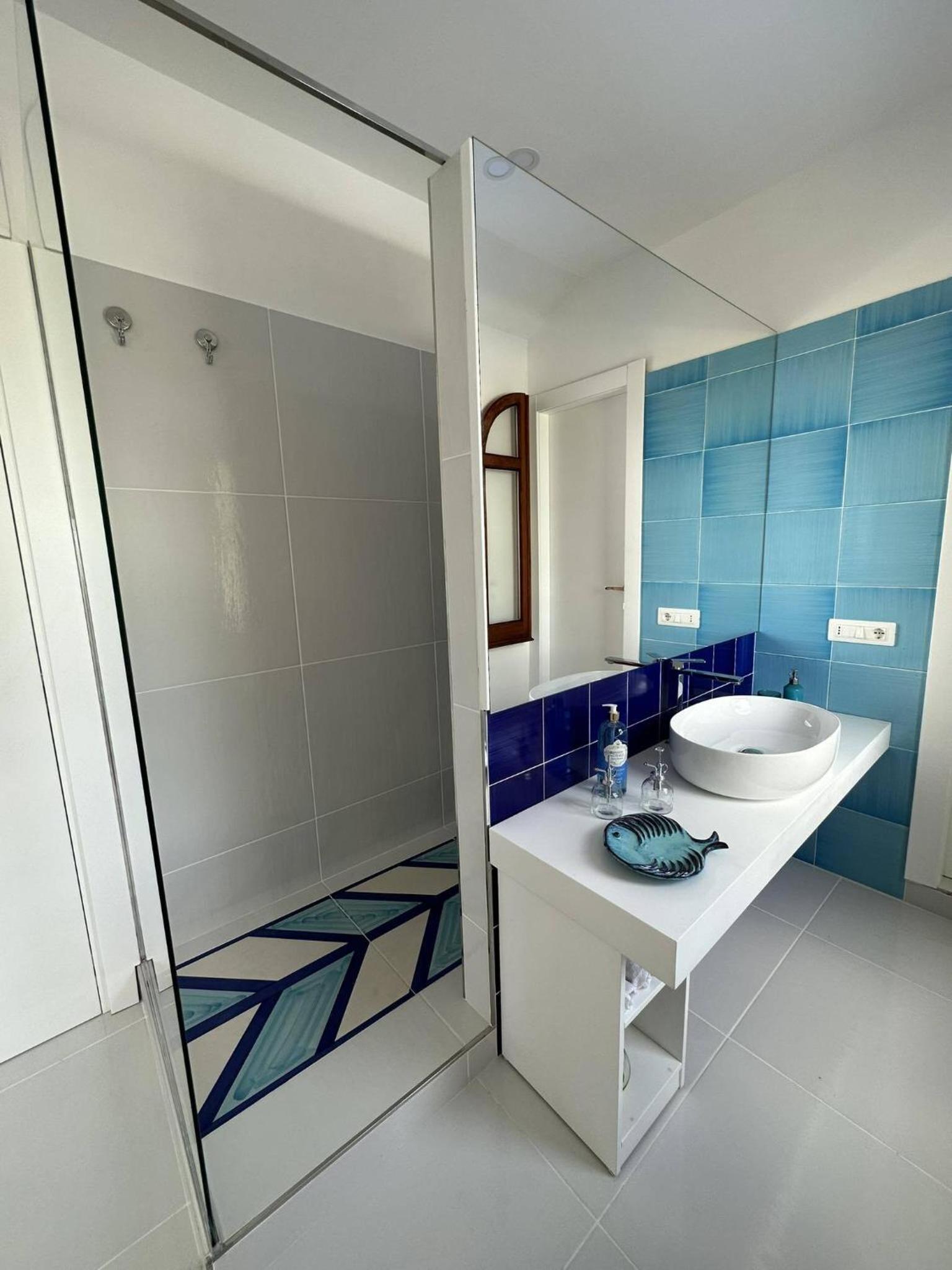 Deluxe Suite with Sea View - Photo 5