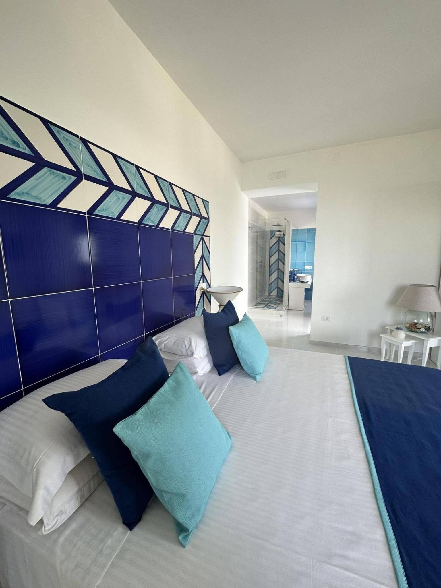 Deluxe Suite with Sea View - Photo 4