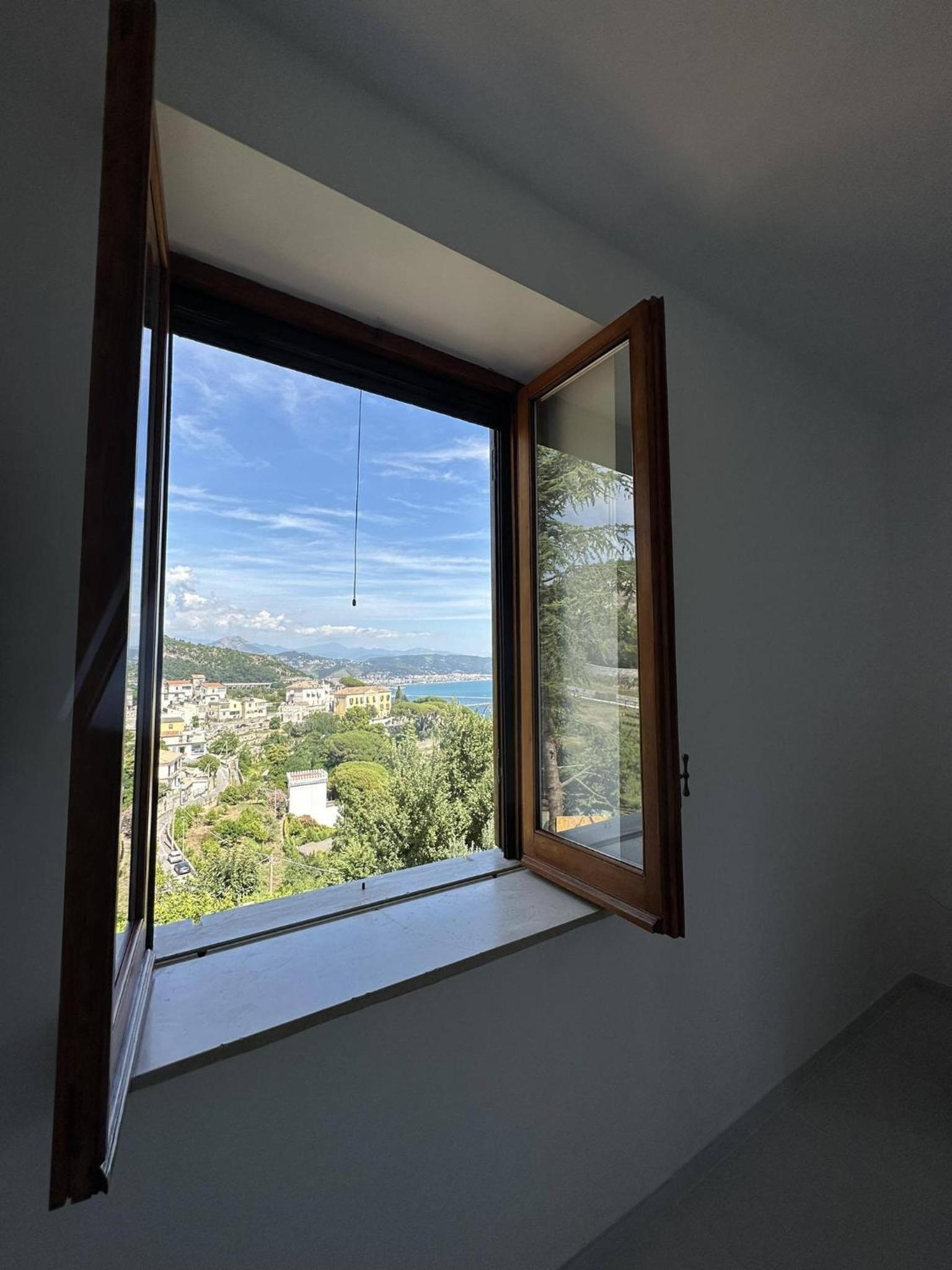 Deluxe Suite with Sea View - Photo 10