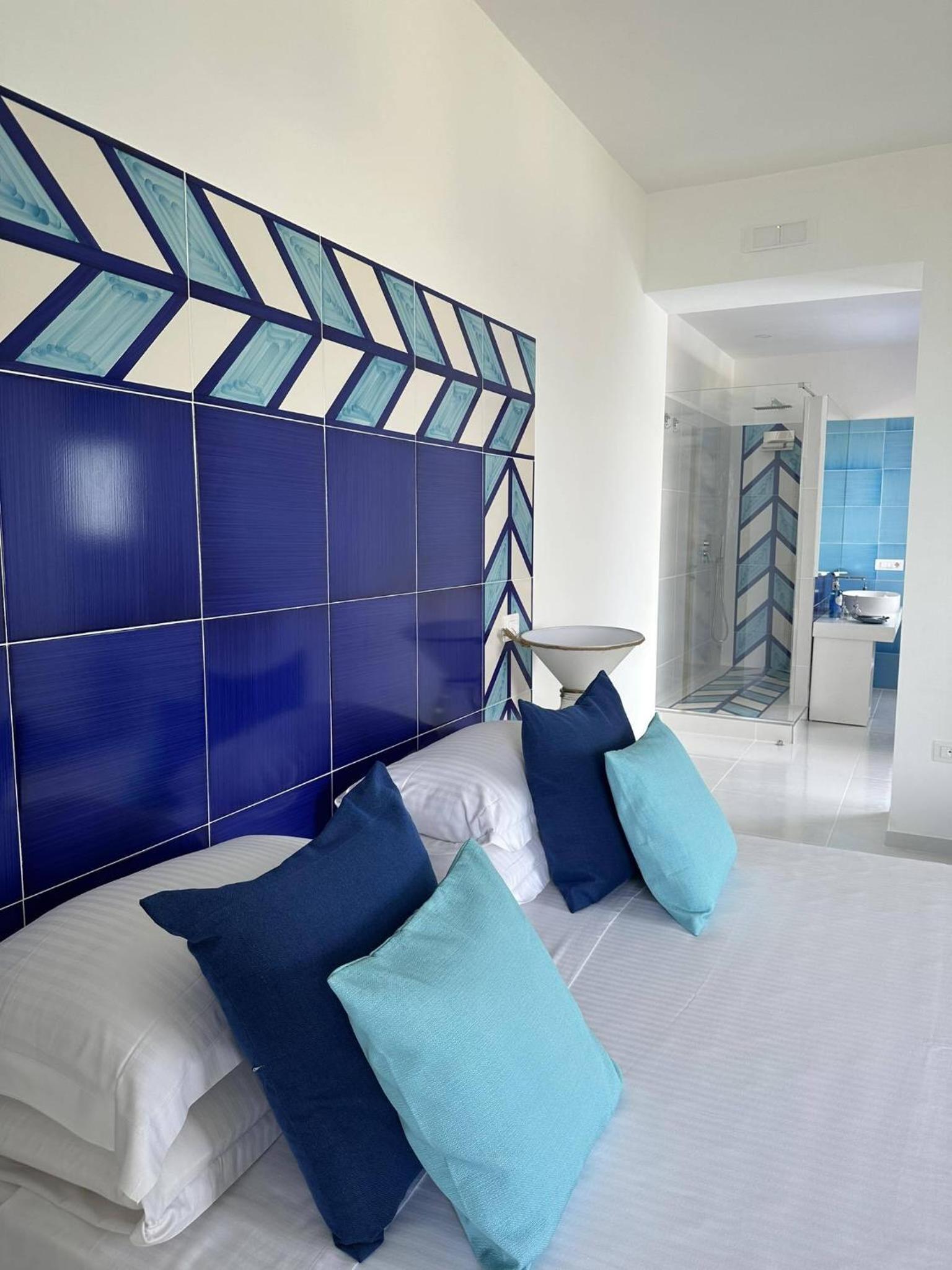 Deluxe Suite with Sea View - Photo 9