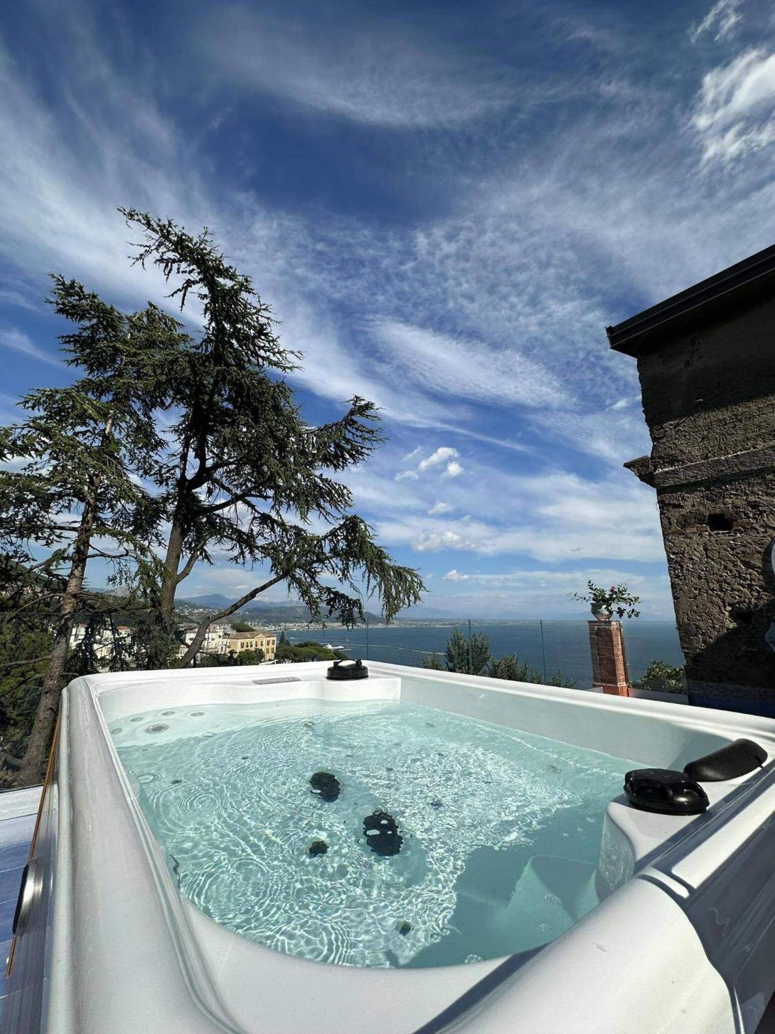 Deluxe Suite with Sea View - Photo 11