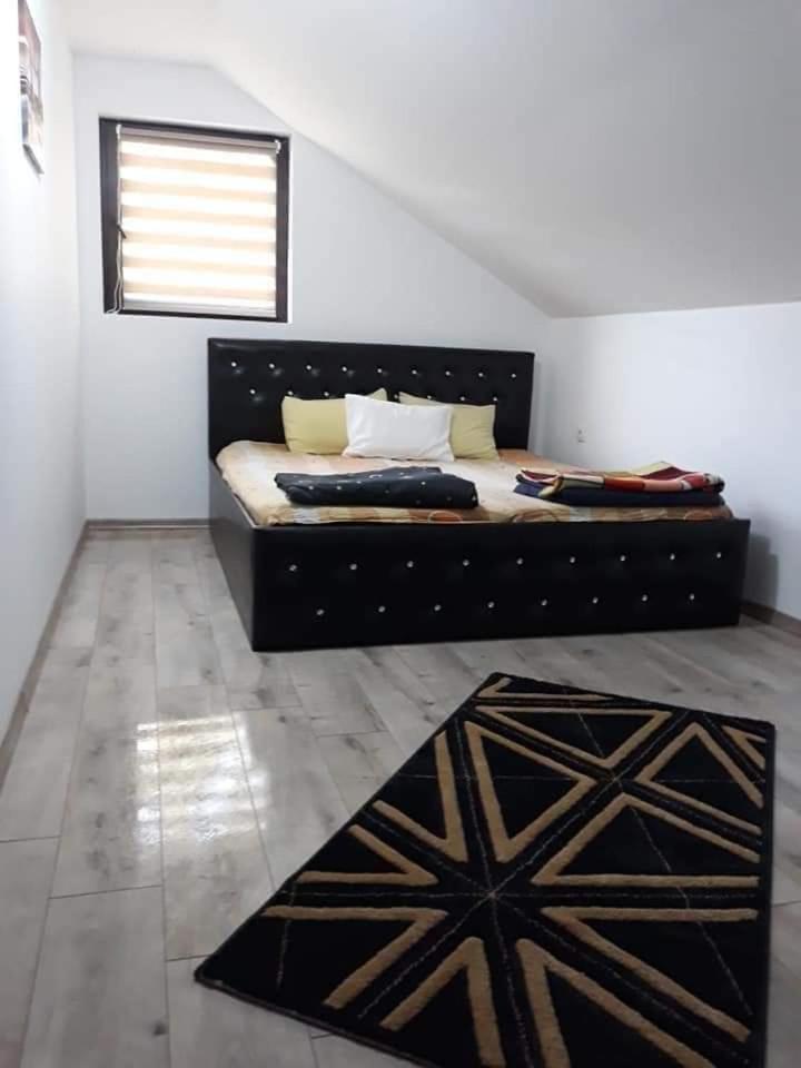 Seven-Bedroom House photo 1