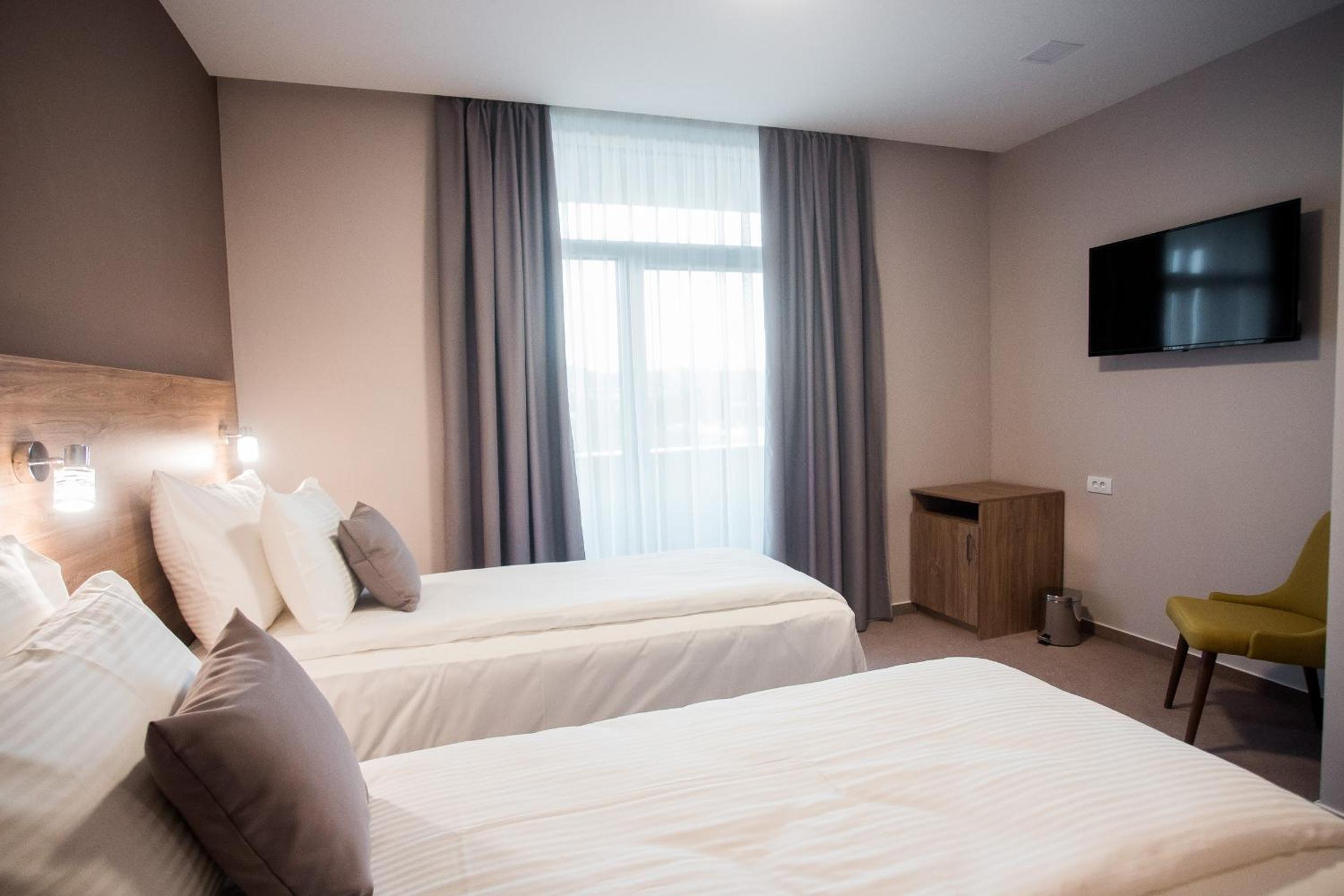 Twin Room with Balcony - Photo 3