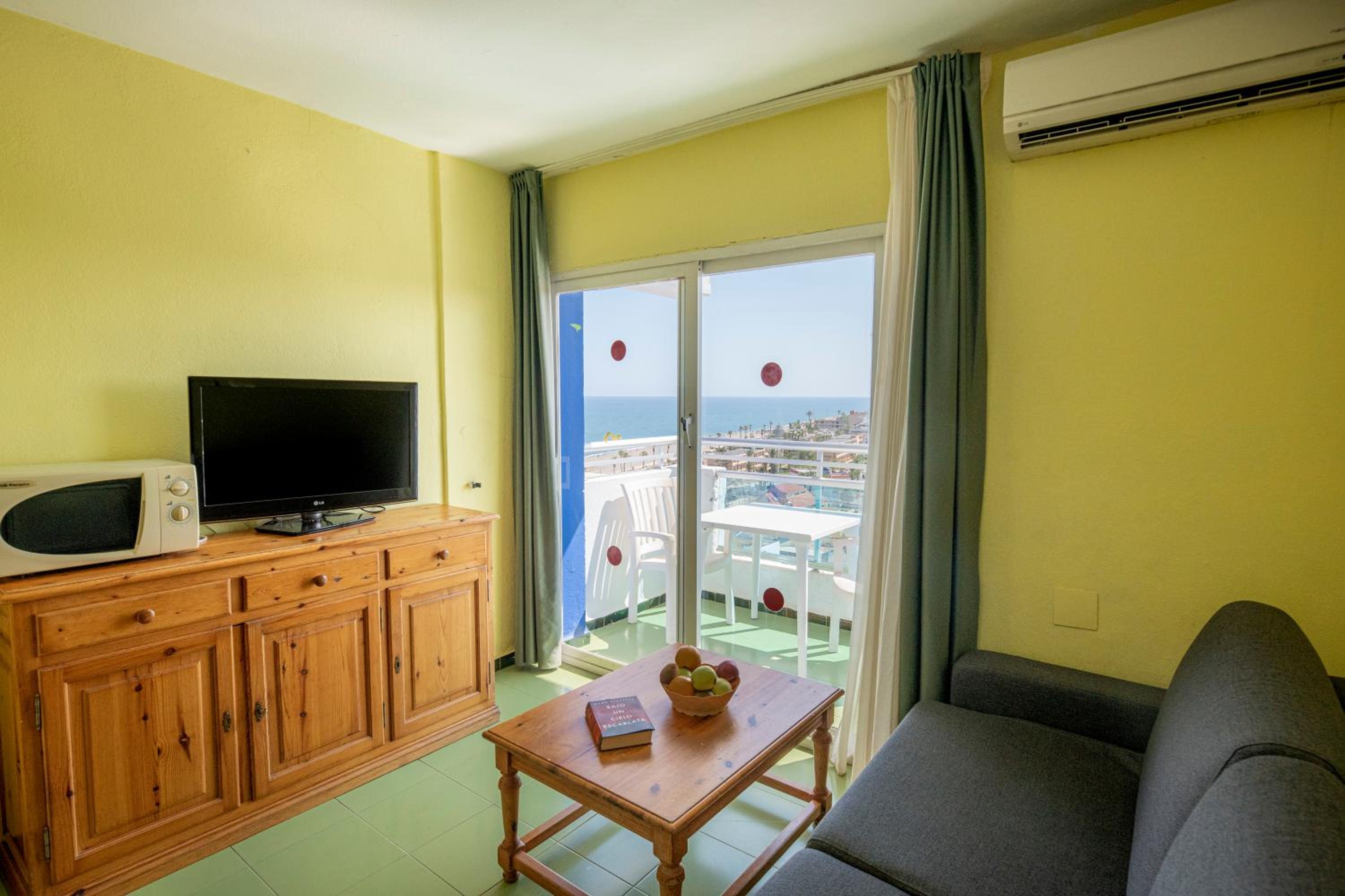 Apartamento con terraza y vista al mar