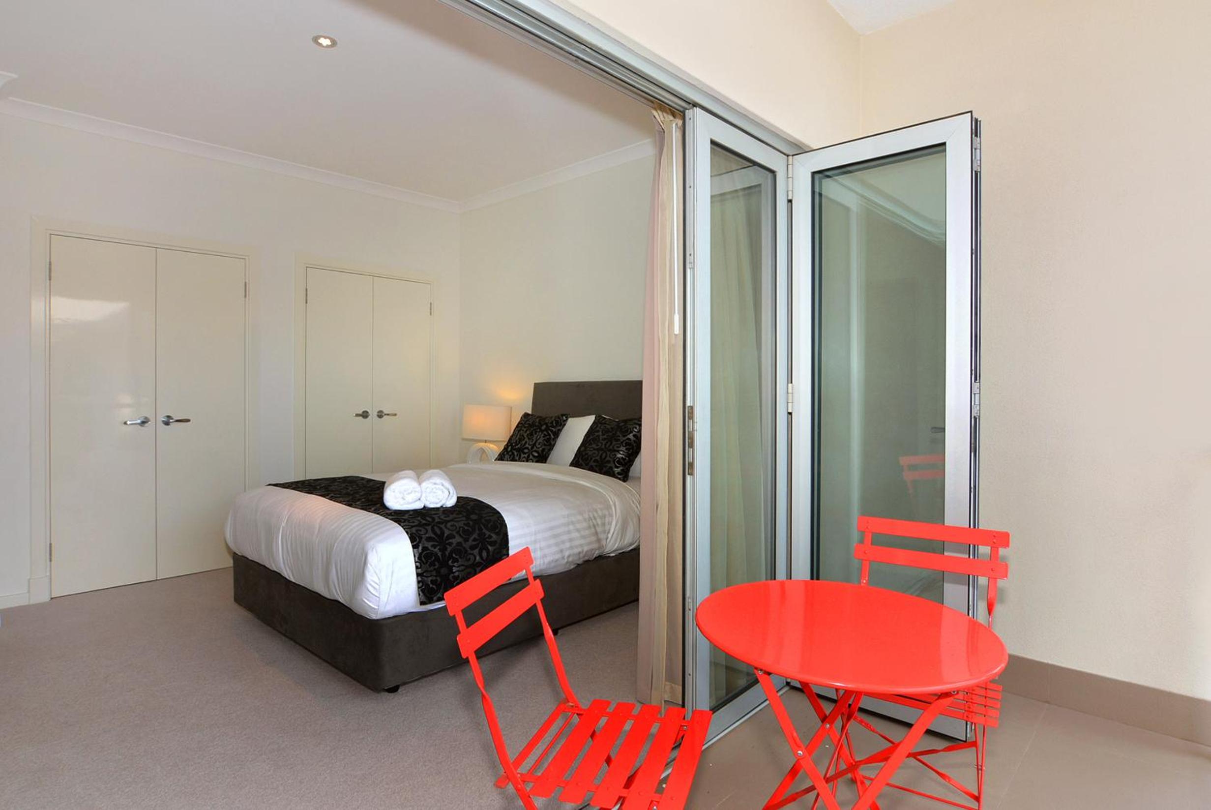 1 Bed Courtyard/Balcony Room