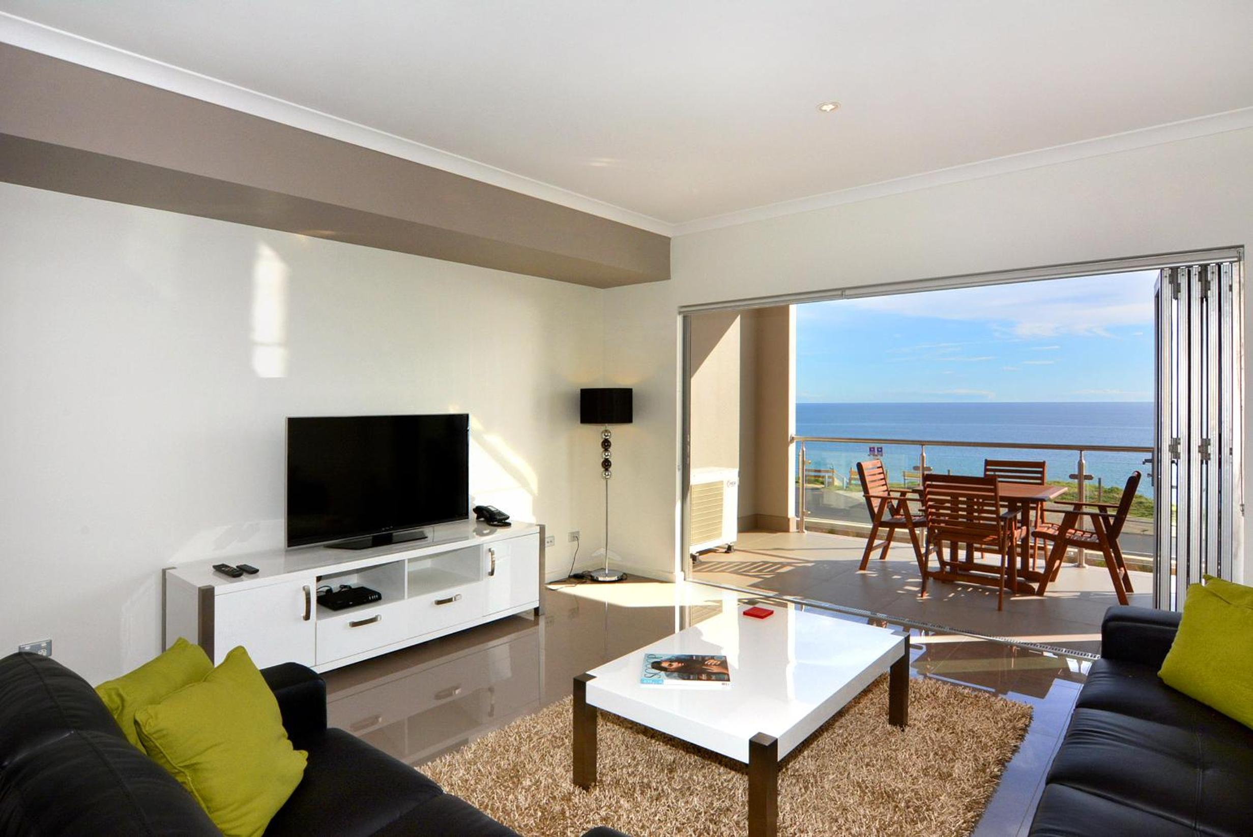 Two-Bedroom One-Bathroom Apartment with Courtyard or Balcony photo 1