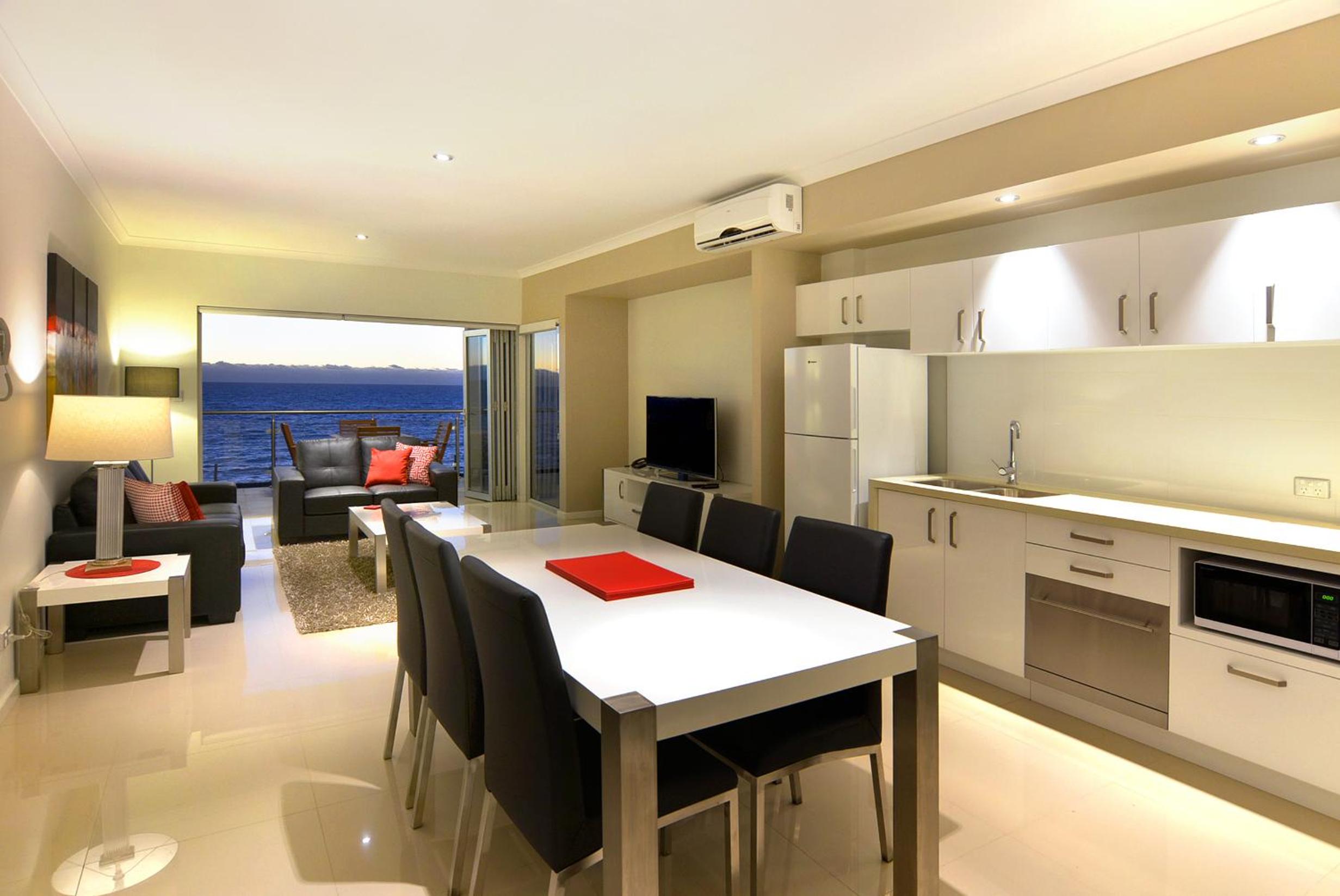 Two-Bedroom Two-Bathroom Apartment with Balcony or Courtyard photo 3