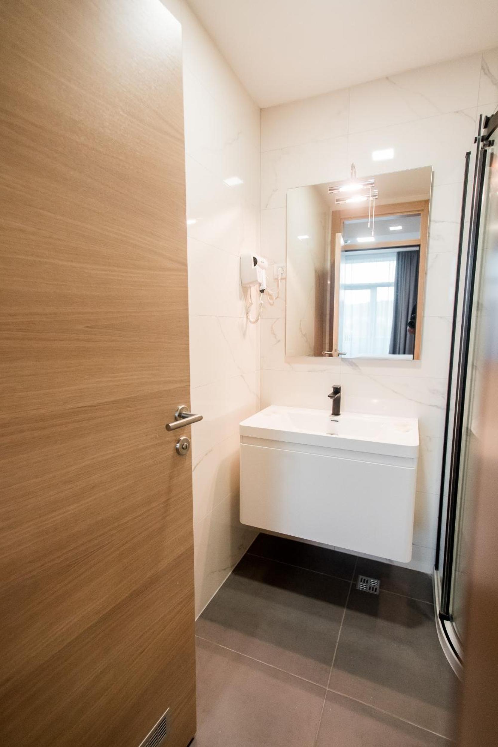Twin Room with Balcony - Photo 4