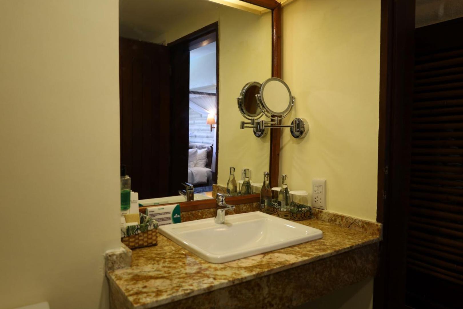 Executive Suite - Photo 8