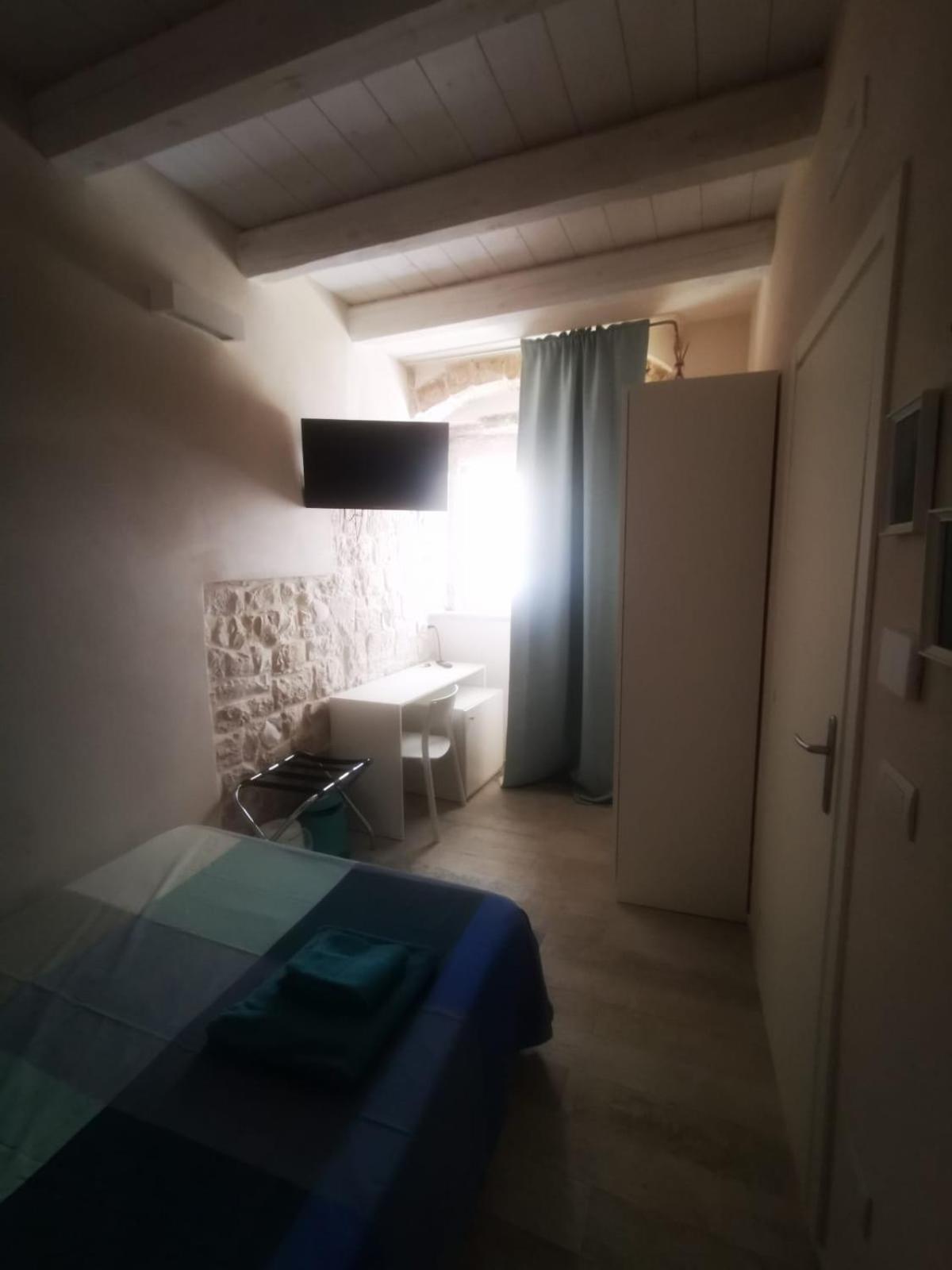 Single Room with Bathroom photo 3
