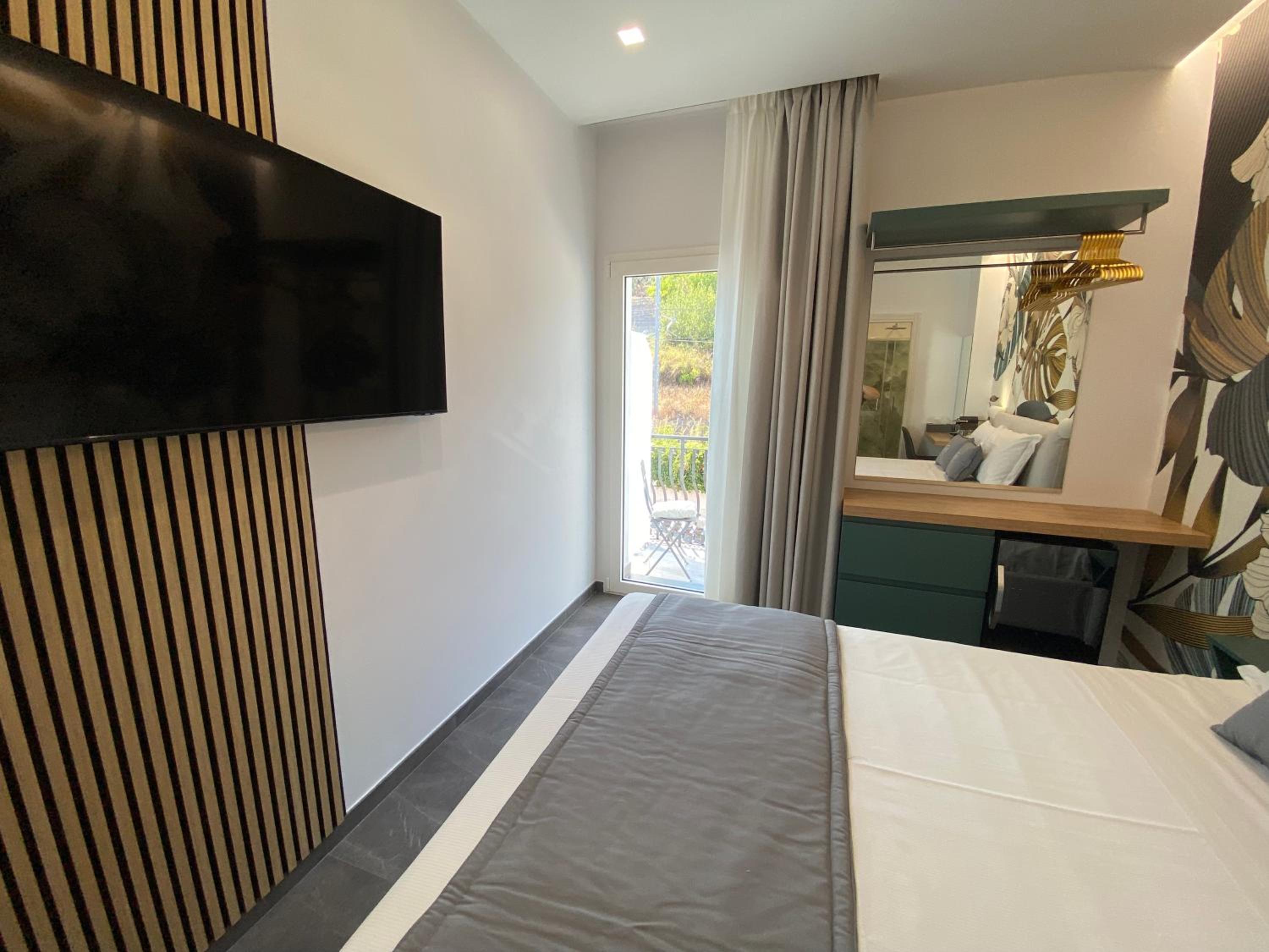 Deluxe Double Room with City View photo 3
