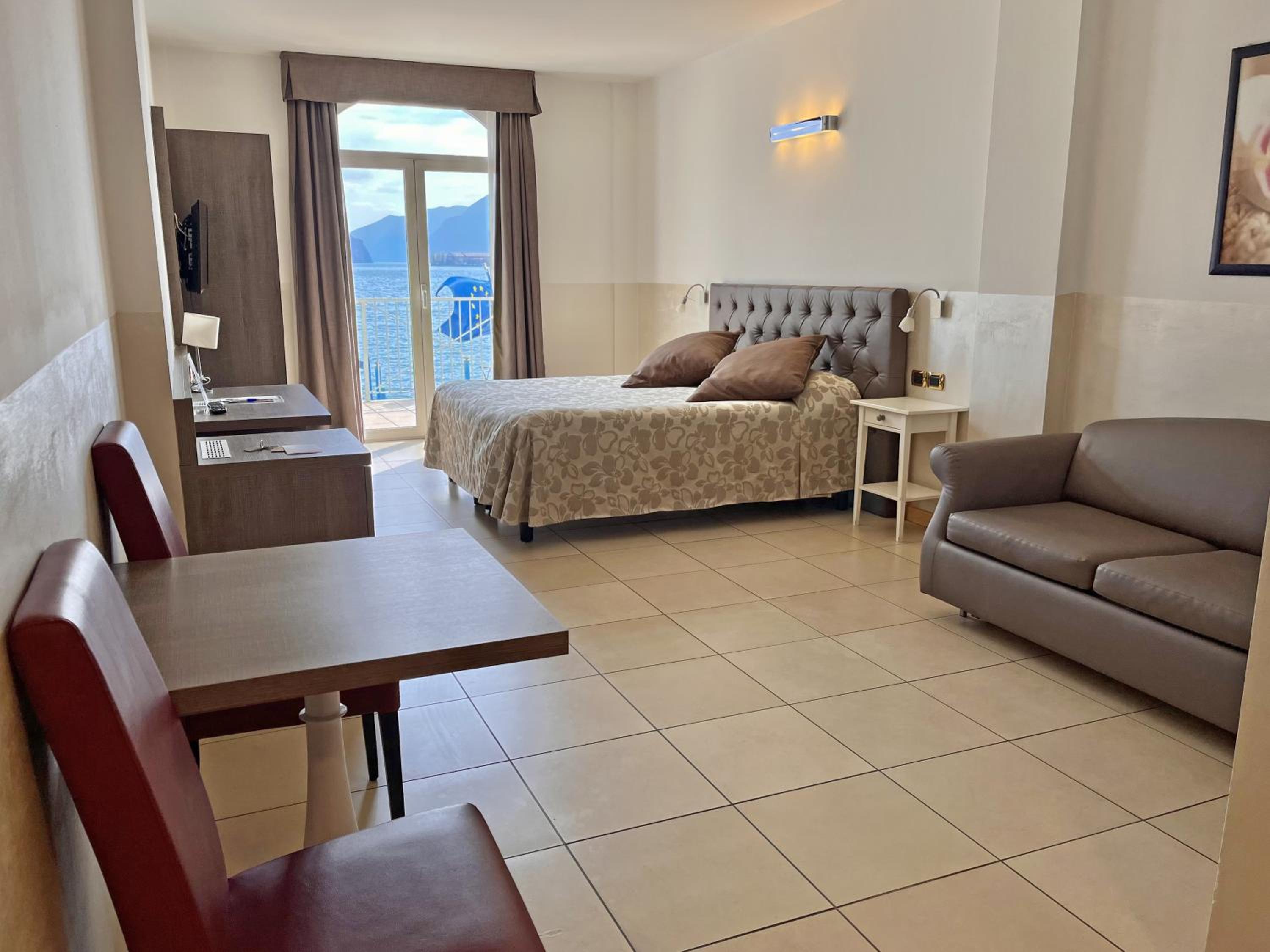 Double Room with Lake View - Photo 9