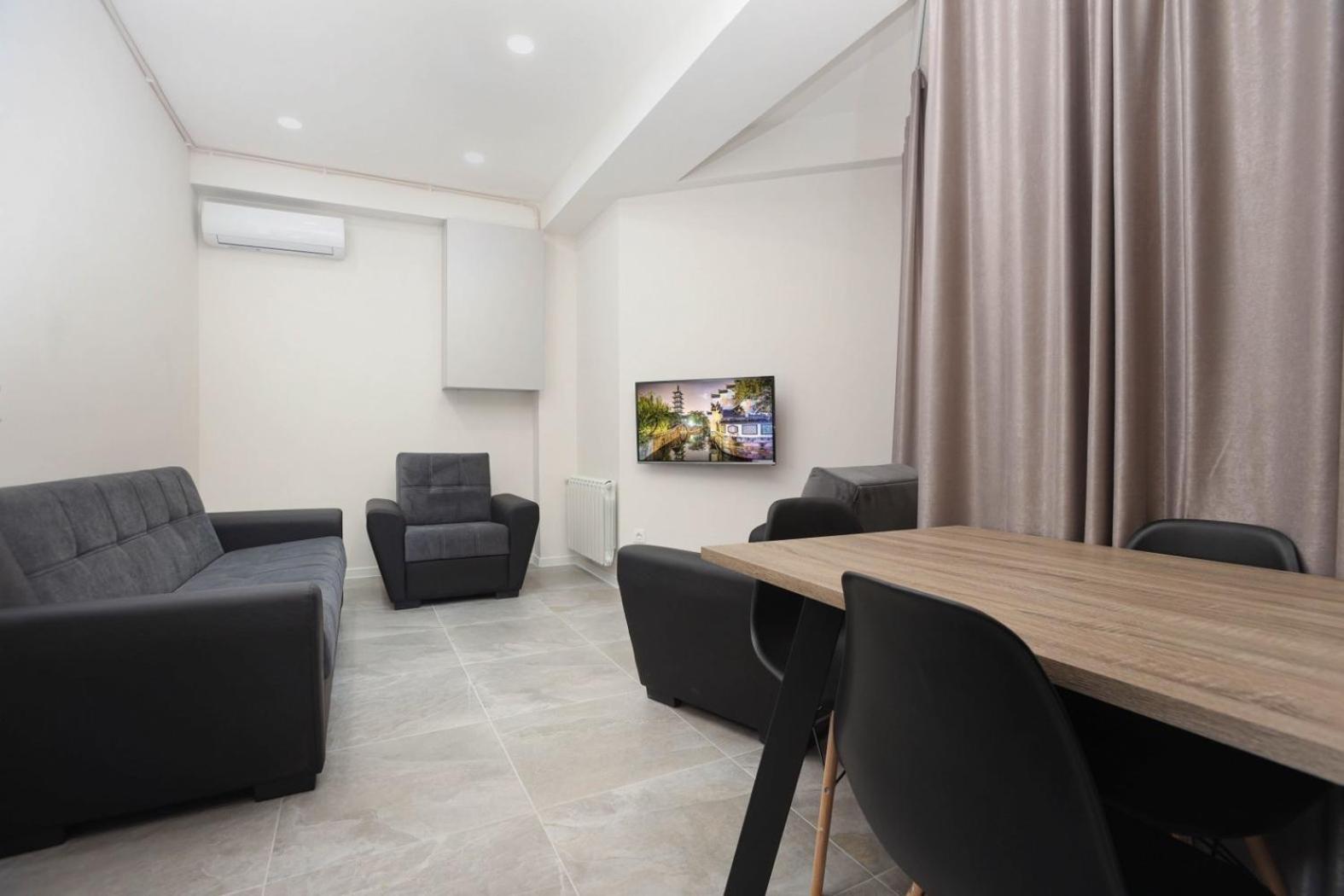 One-Bedroom Deluxe Apartment